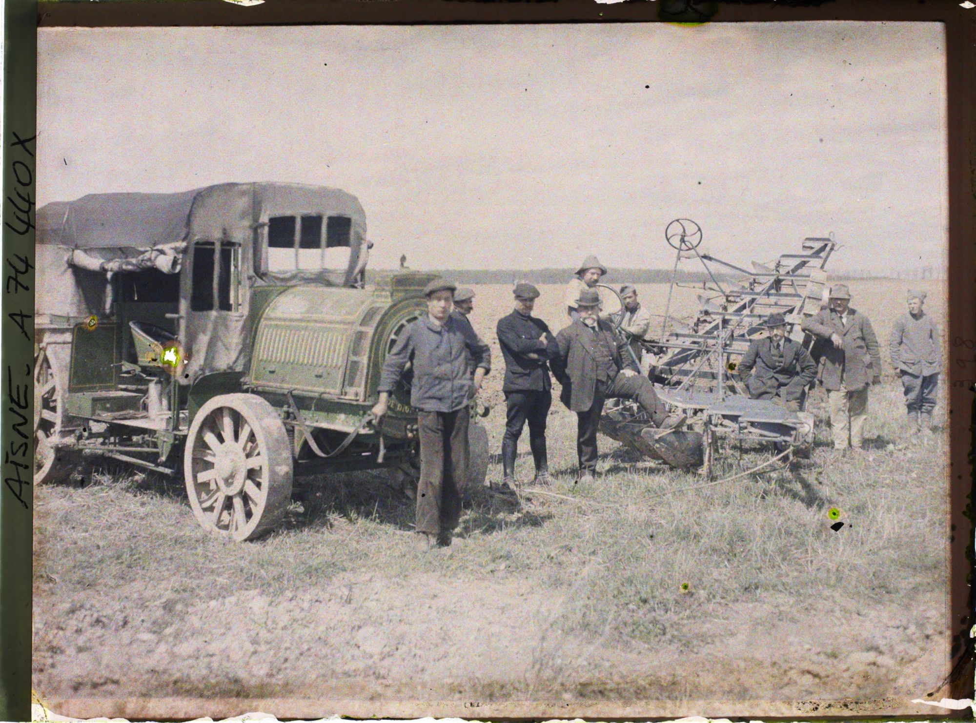 Image représentant Hommes prenant la pose auprès d'une grande charrue et du camion destiné à la tracter