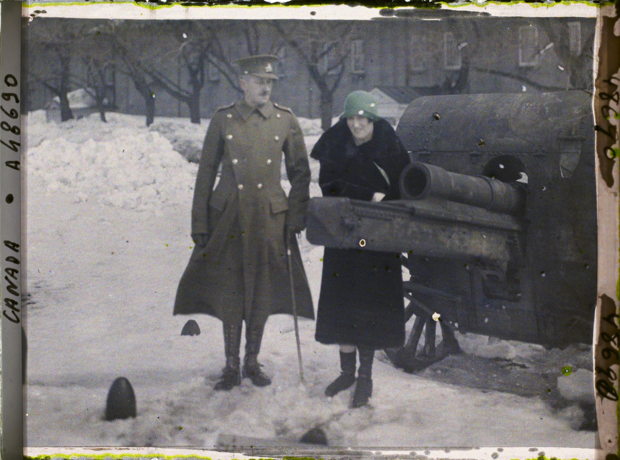 Image représentant M. Georges Vanier et son épouse Pauline devant la citadelle de Québec