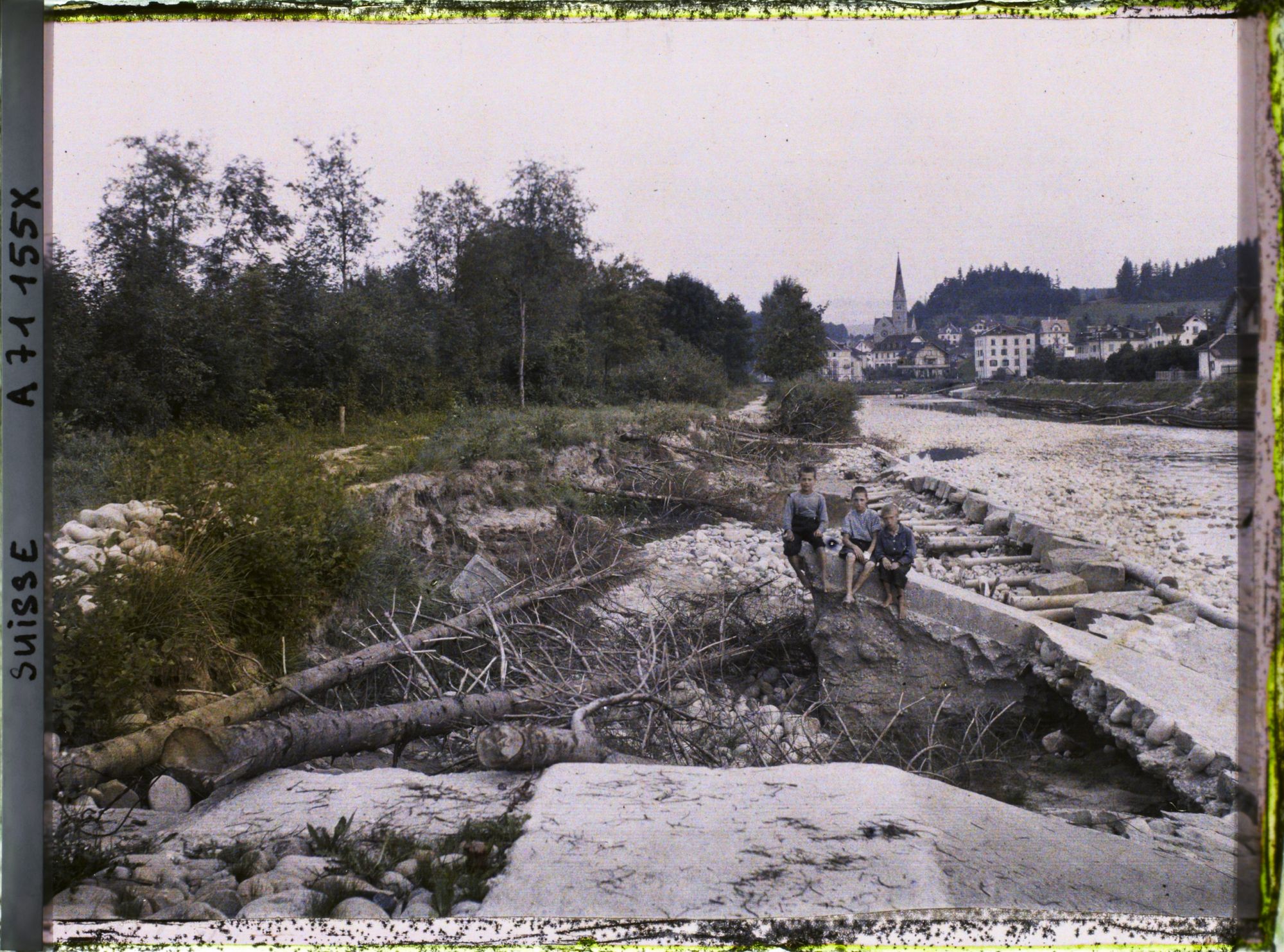 Image représentant Trois enfants posent sur les berges d'une rivière