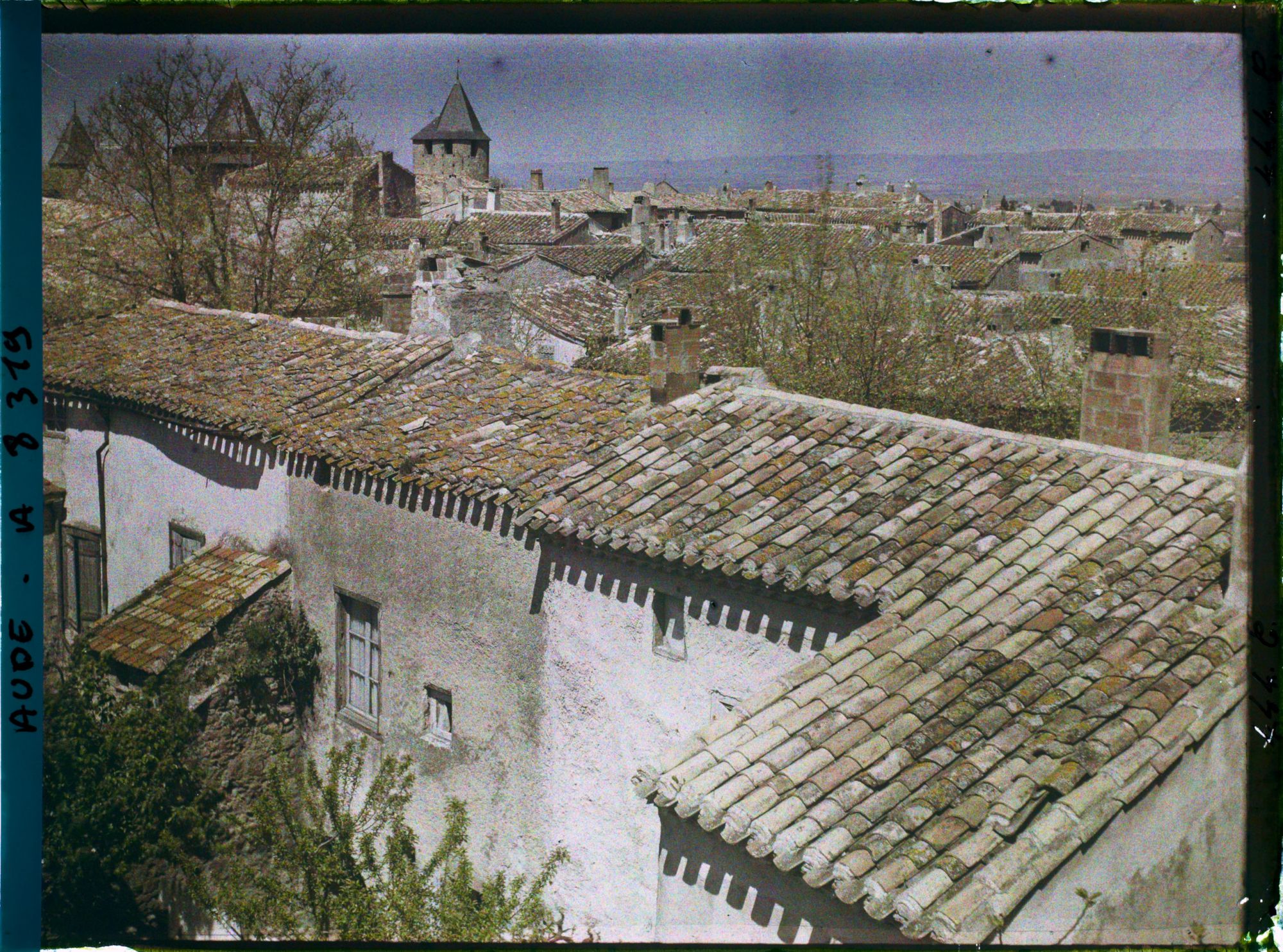 Image représentant Les toits avec les tuiles avançant et formant des créneaux d'ombre (avant les gouttières)