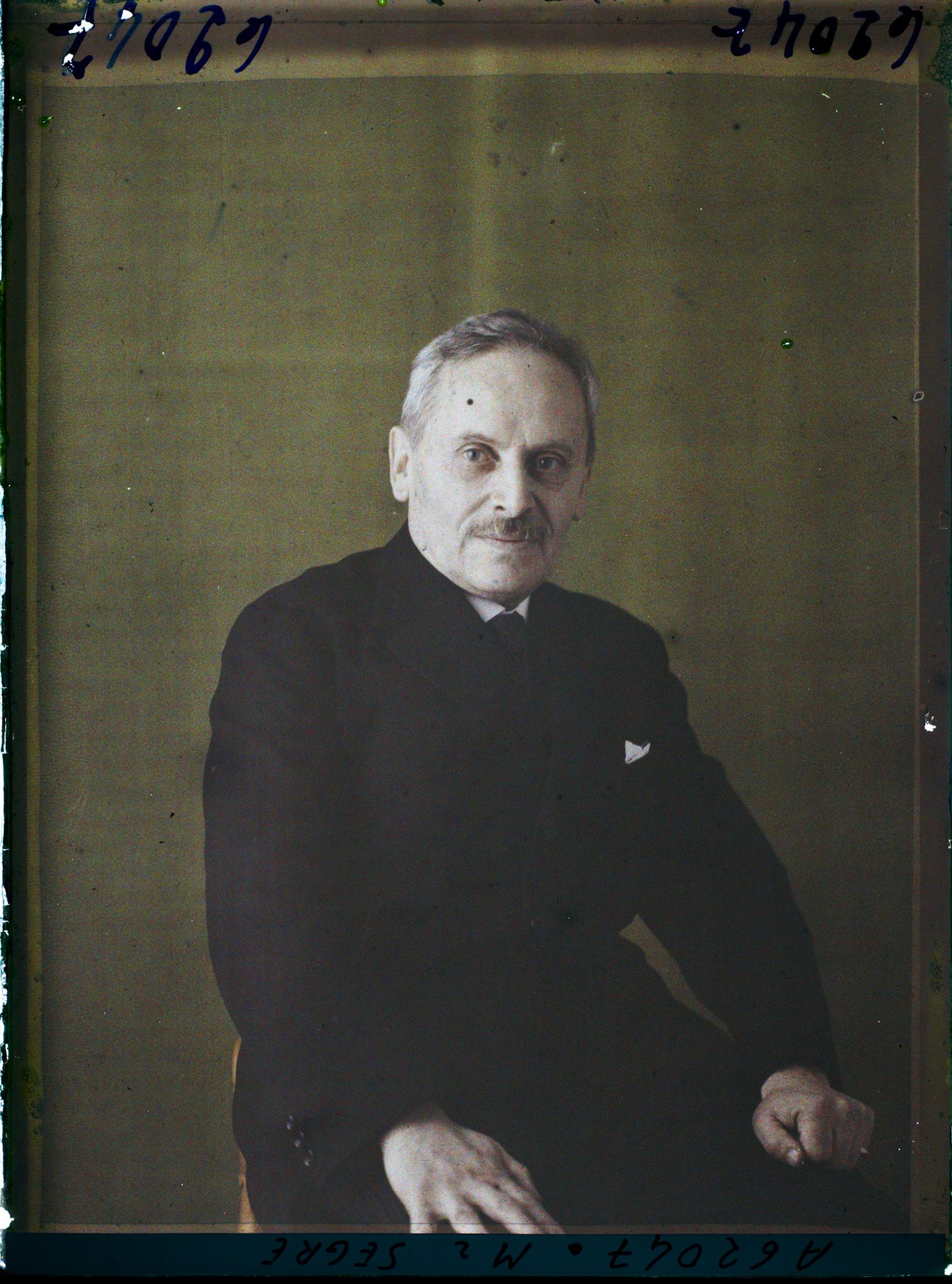 Image représentant https://musee-albert-kahn.s-museum.fr/home/NWQ2OTAwYzNmYjZlZTk1ZWQwODJmMjY4L2dlbmVyaWMtbm90aWNlLXRhYi9hdXRob3JpdHkvNjE3YTc5ZjVjZjhiODk2OGIzMzM3ZDIx/5d6900c3fb6ee95ed082f268/generic-notice-tab/authority/617a79ebcf8b8968b33377d5 Monsieur Segré