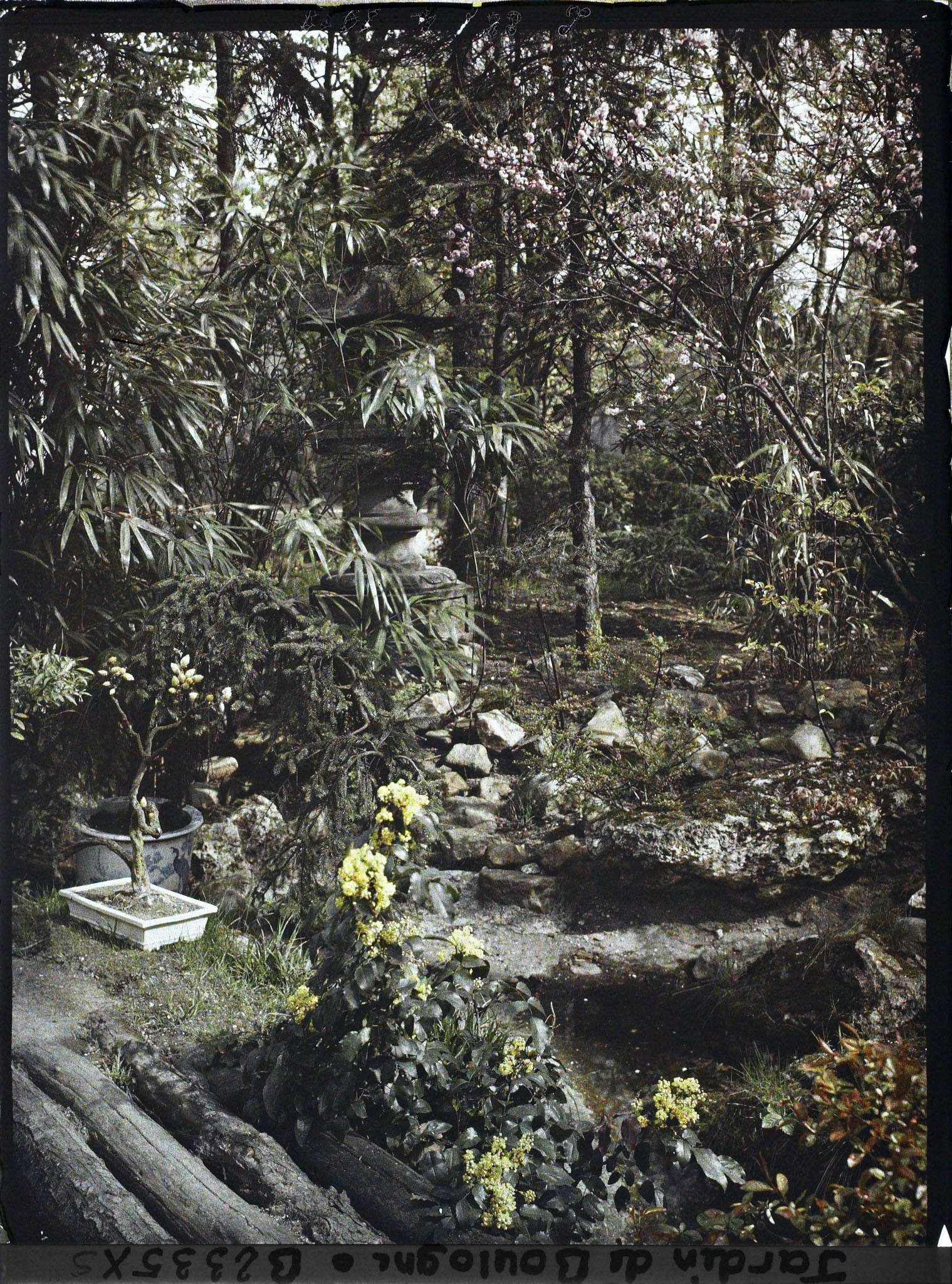 Image représentant Lanterne près d'un ruisseau ; vers l'entrée du " village japonais ", côté jardin anglais ?