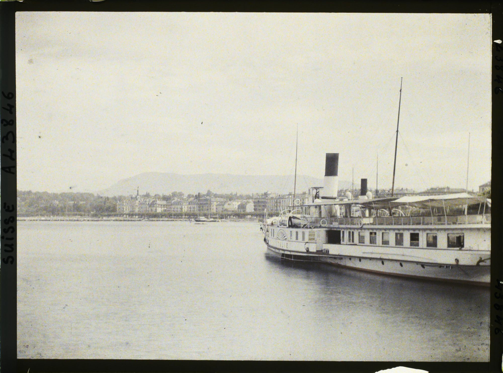 Image représentant Le bateau à roue à aubes Italie sur le Léman à l'embarcadère du quai du Mont-Blanc