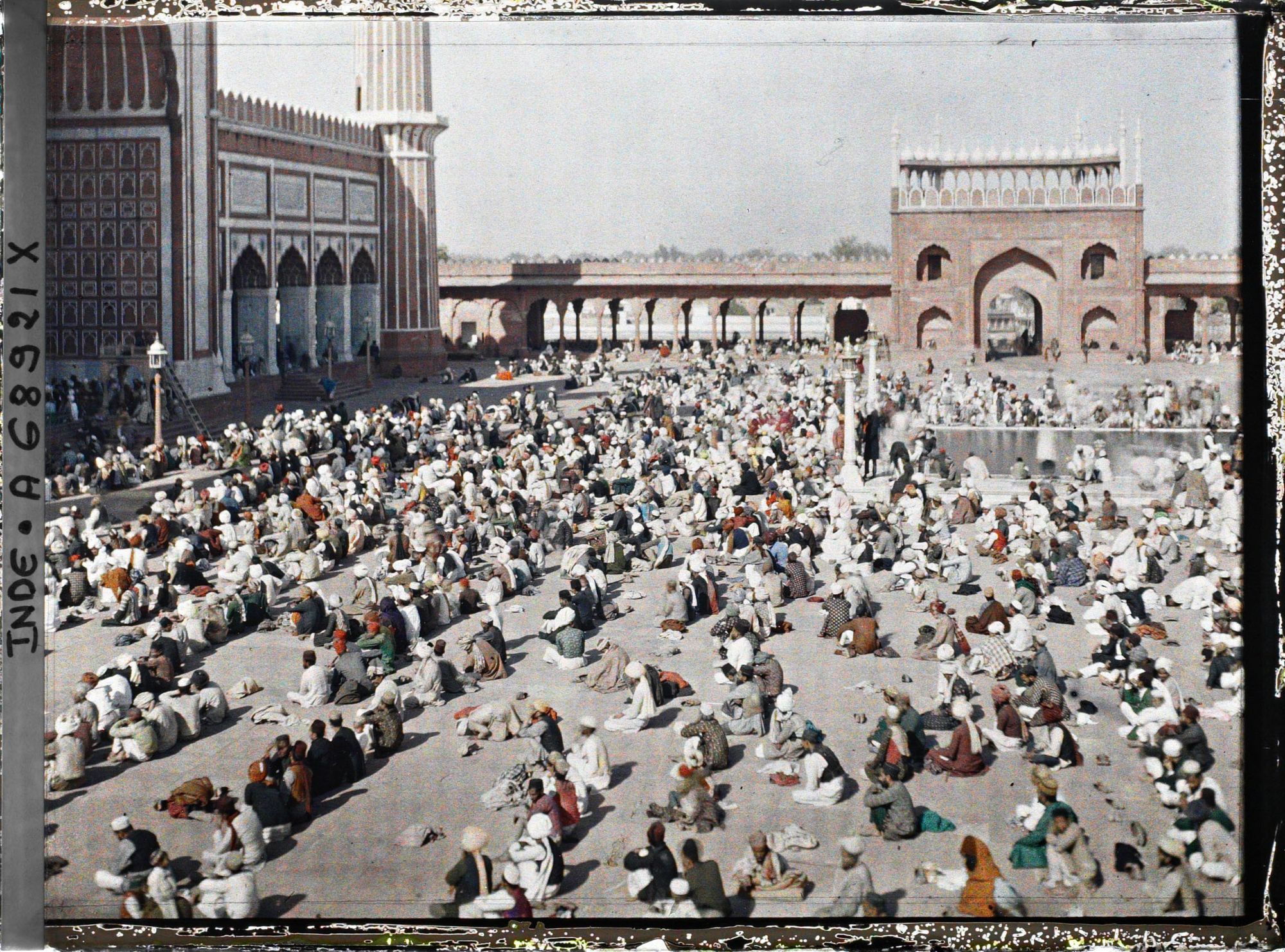 Image représentant La prière du vendredi dans la cour de la Grande Mosquée (Jama Masjid)
