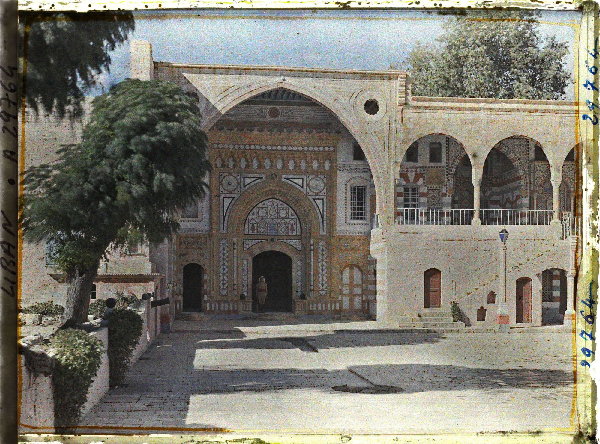 Image représentant Le portail du Dar El-harim depuis la cour du Dar El-wousta dans le palais de l'émir Bachir Chihab