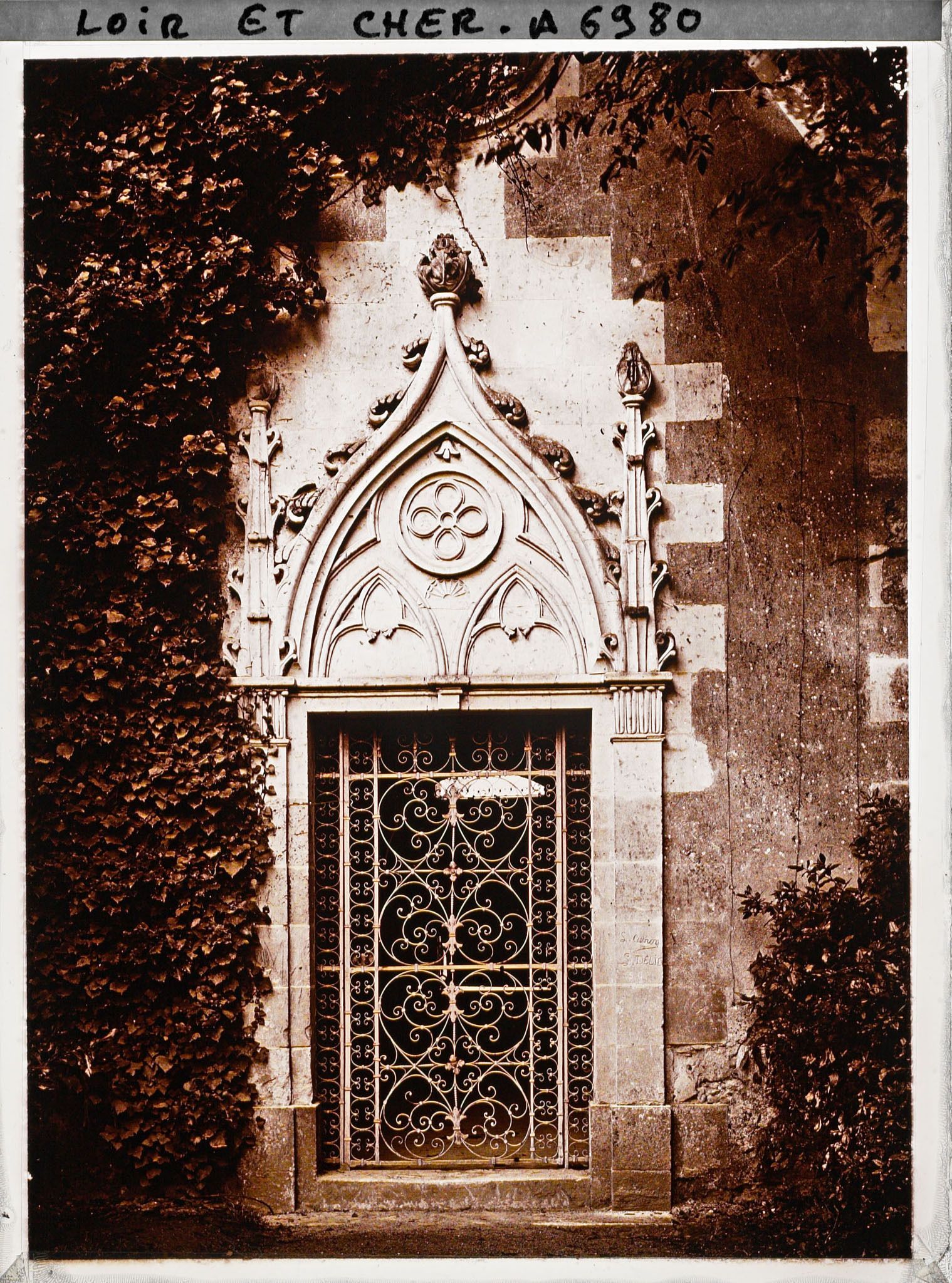 Image représentant Entrée de la chapelle Biencourt dans le parc du château