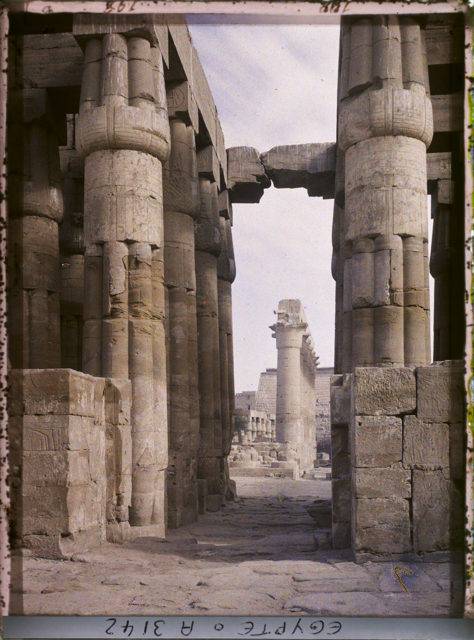 Image représentant Temple vu en enfilade depuis la salle hypostyle