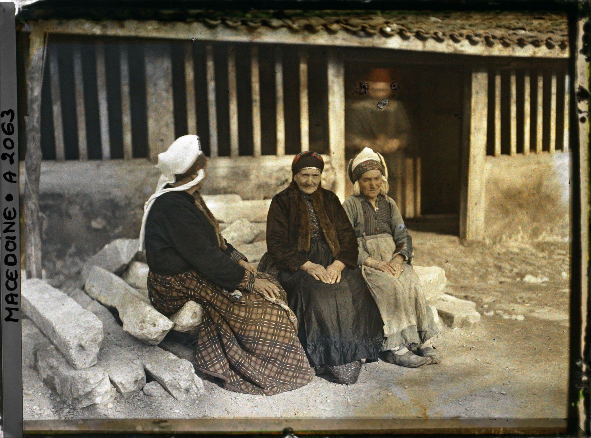 Image représentant Trois femmes juives aux coiffures anciennes