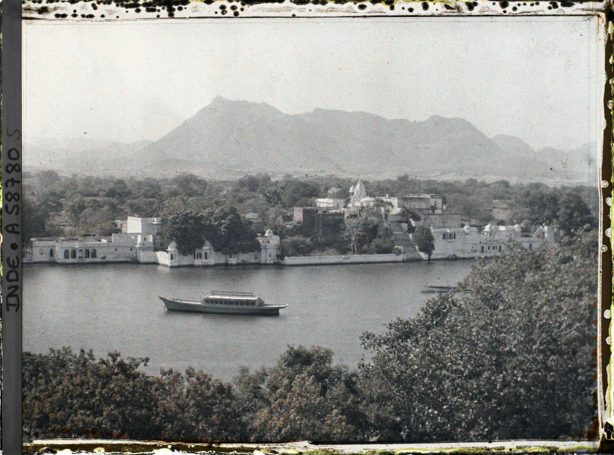 Image représentant La presqu'île de Brahm Puri et l'extrémité nord du lac Pichola