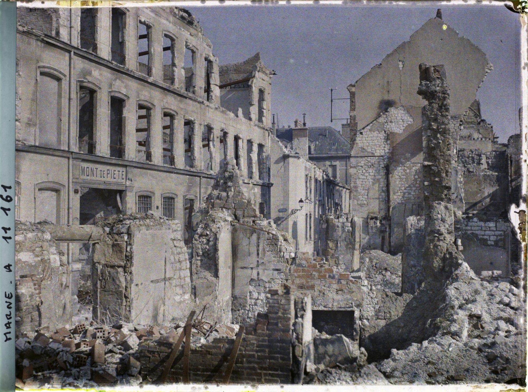 Image représentant Le Mont de Piété (crédit municipal) en ruine, côté rue Eugène Desteuque