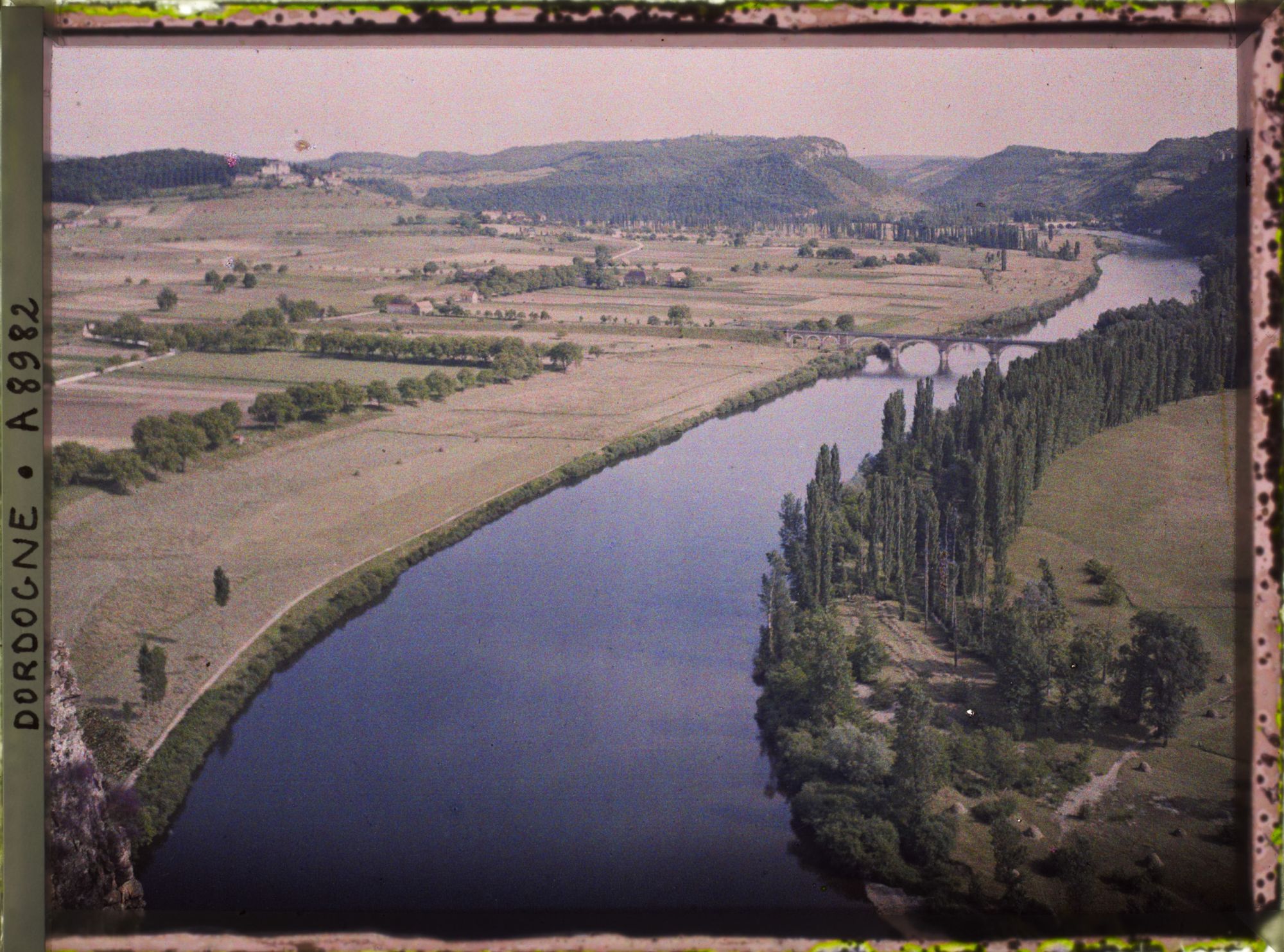 Image représentant France, Beynac, Vue prise de la terrasse du chateau îles la Dordogne aval chêne à gauche