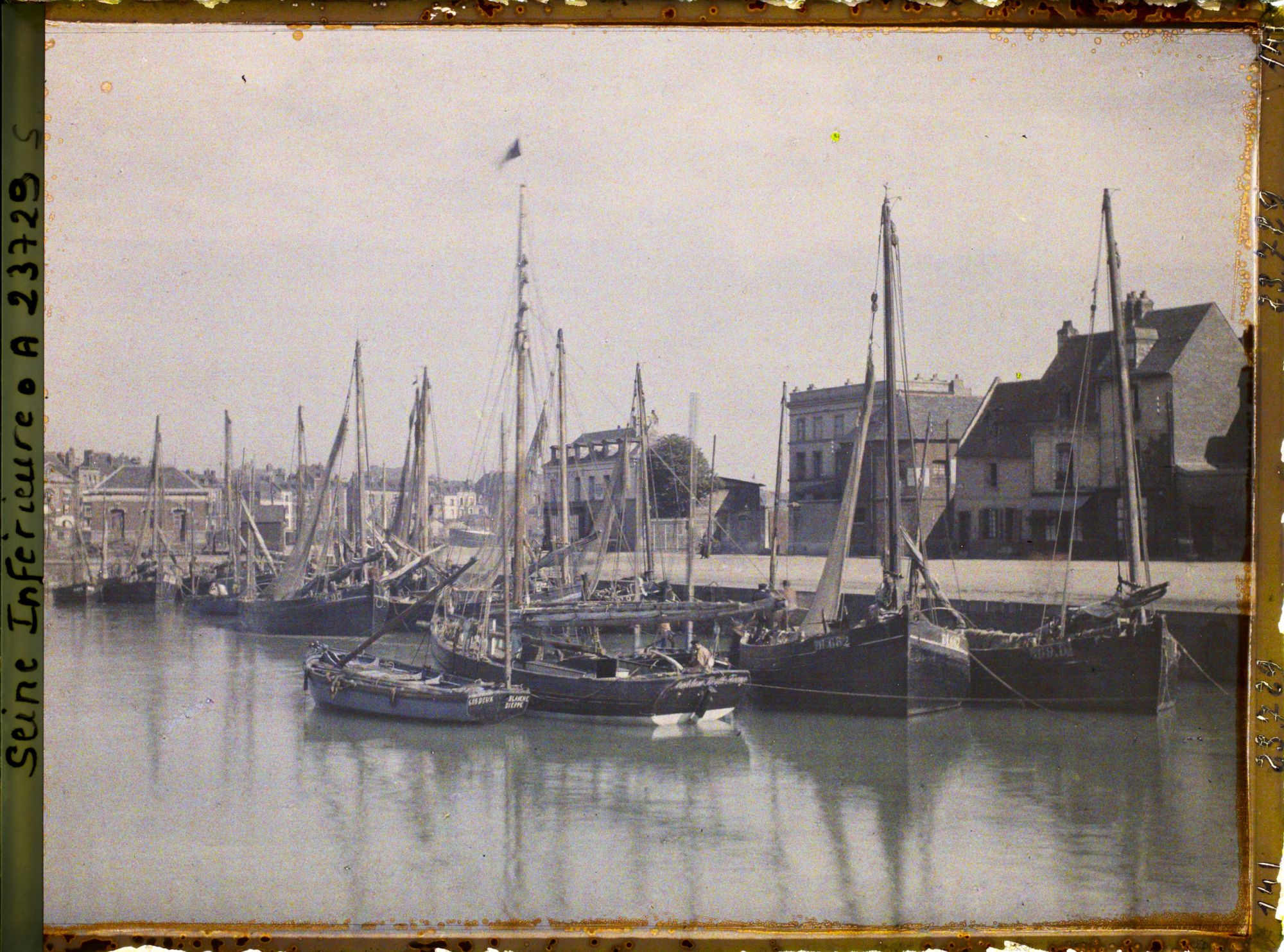 Image représentant Un coin du port, les bateaux de pêche