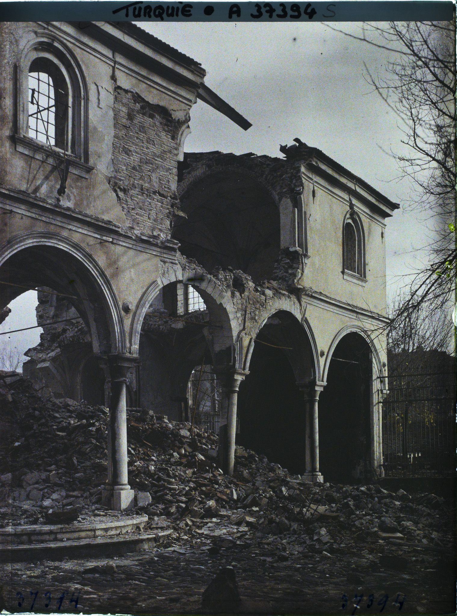 Image représentant Turquie, Smyrne, Incendie de Smyrne en Septembre 1922, Quartier Tchayirli-Bagtché (même quartier) Eglise Grecque de St Dimitri façade