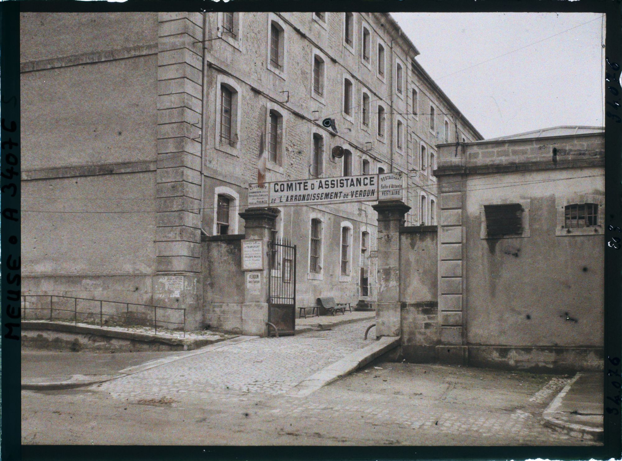 Image représentant France, Verdun, L'entrée de la Caserne où se tient le Comité d'Assistance