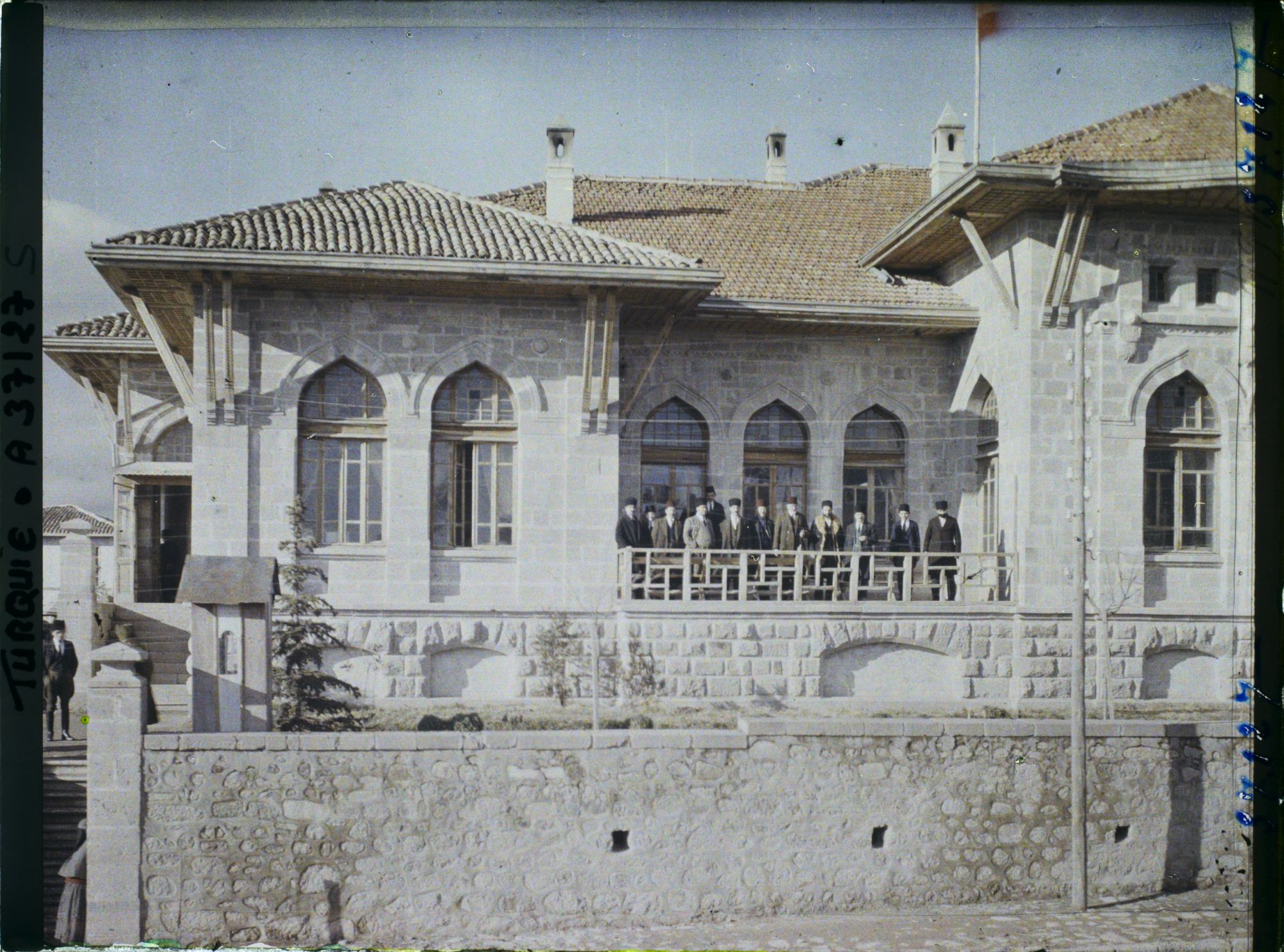 Image représentant Turquie, Angora, Députés sur la terrasse du Palais de la Grande Assemblée
