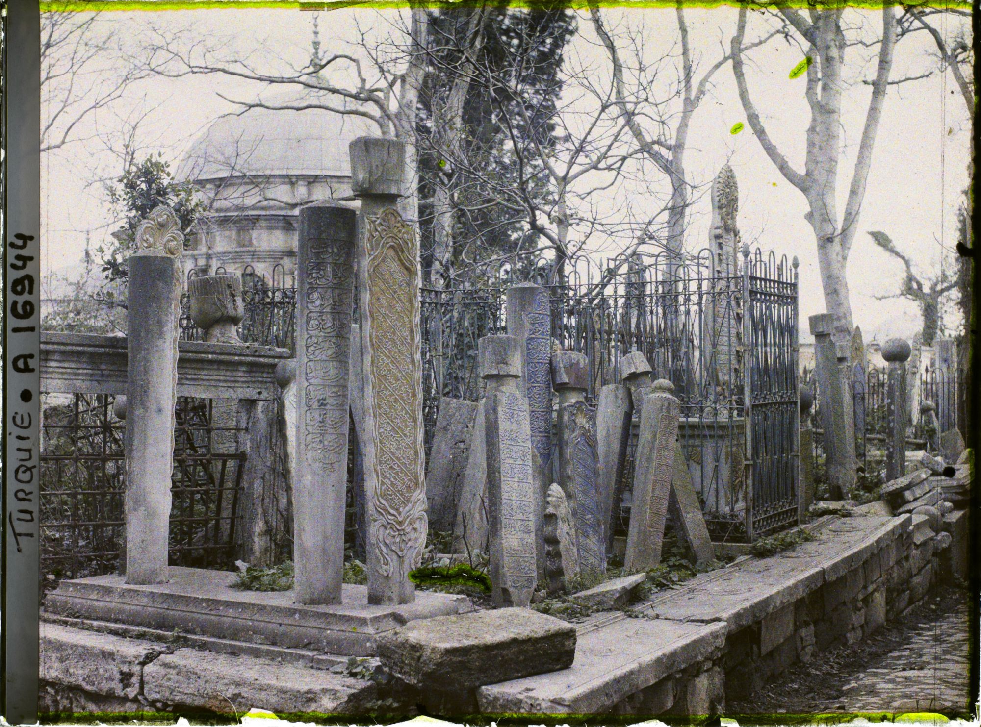 Image représentant Dans le cimetière de l'Eyüp Sultan Camii ("Grande Mosquée"), toit d'un gros mausolée et tombes