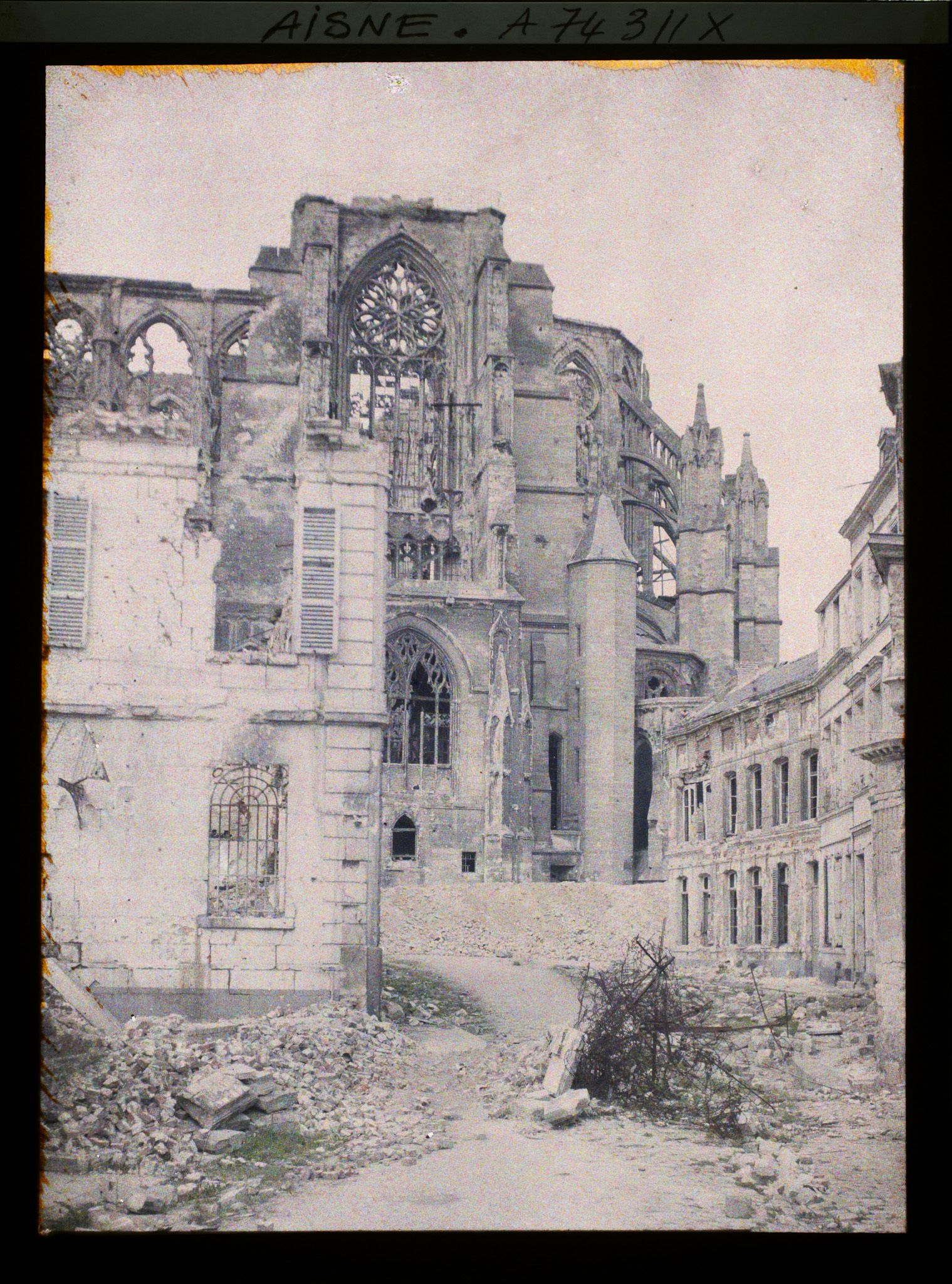 Image représentant Vue extérieure du chevet en ruines de la basilique de Saint-Quentin
