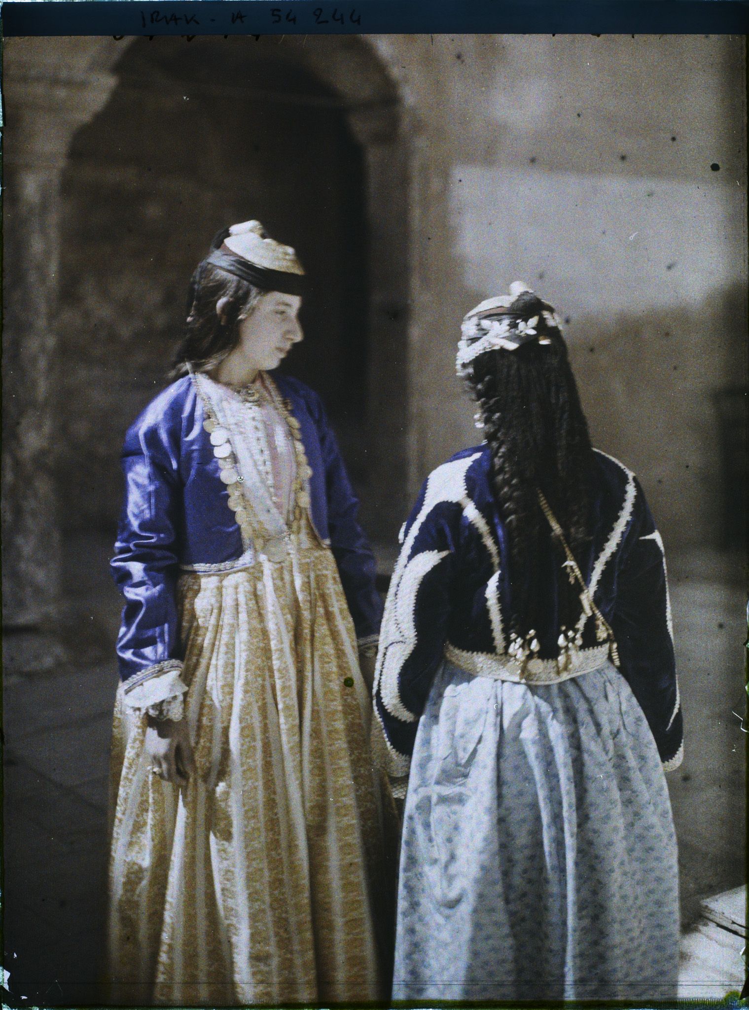 Image représentant Jeunes chrétiennes en costume