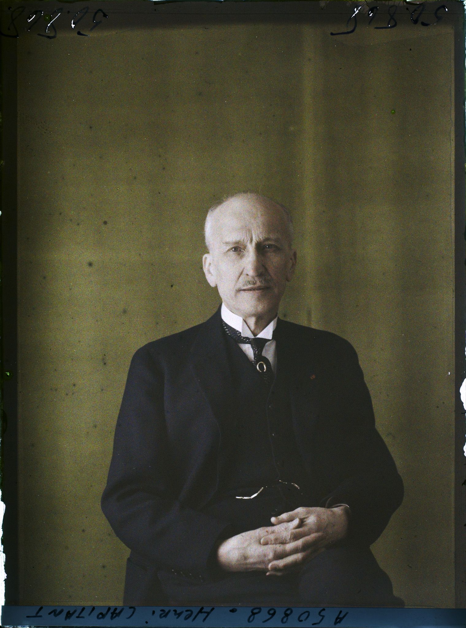 Image représentant Monsieur  https://musee-albert-kahn.s-museum.fr/home/NWQ2OTAwYzNmYjZlZTk1ZWQwODJmMjY4L2dlbmVyaWMtbm90aWNlLXRhYi9hdXRob3JpdHkvNjE3YTc5ZjVjZjhiODk2OGIzMzM3ZDIx/5d6900c3fb6ee95ed082f268/generic-notice-tab/authority/617a79ebcf8b8968b3336a25 Henri Capitant