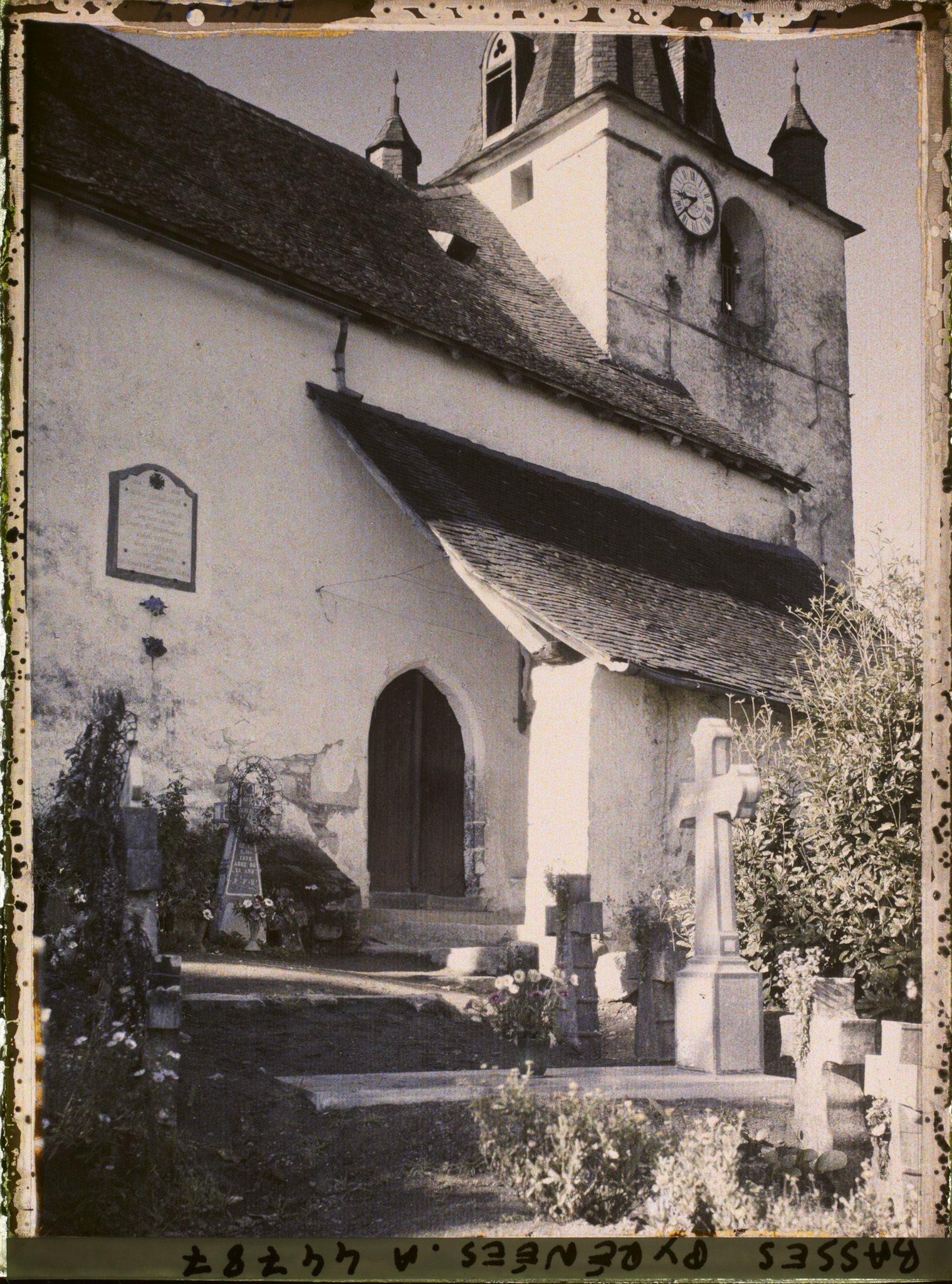 Image représentant France , Alos, L'entrée de l'Eglise et la plaque Commémorative des Morts de la Guerre