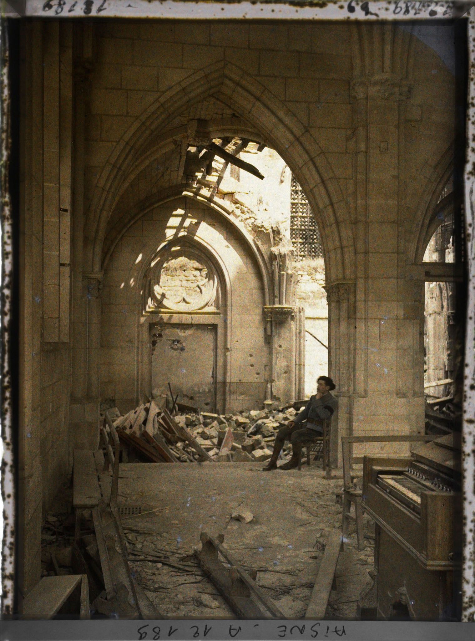 Image représentant Chapelle des œuvres sous les décombres, un soldat assis et un orgue au premier plan