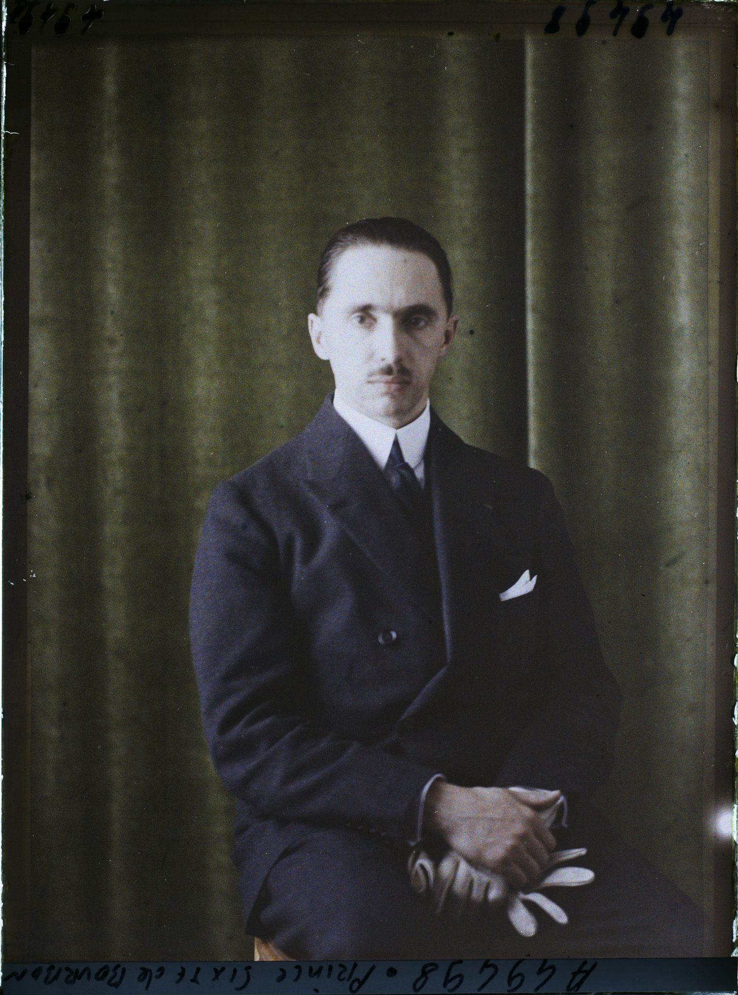 Image représentant Le prince  https://musee-albert-kahn.s-museum.fr/home/NWQ2OTAwYzNmYjZlZTk1ZWQwODJmMjY4L2dlbmVyaWMtbm90aWNlLXRhYi9hdXRob3JpdHkvNjE3YTc5ZjVjZjhiODk2OGIzMzM3ZDIx/5d6900c3fb6ee95ed082f268/generic-notice-tab/authority/617a79ebcf8b8968b3336960 Sixte de Bourbon-Parme