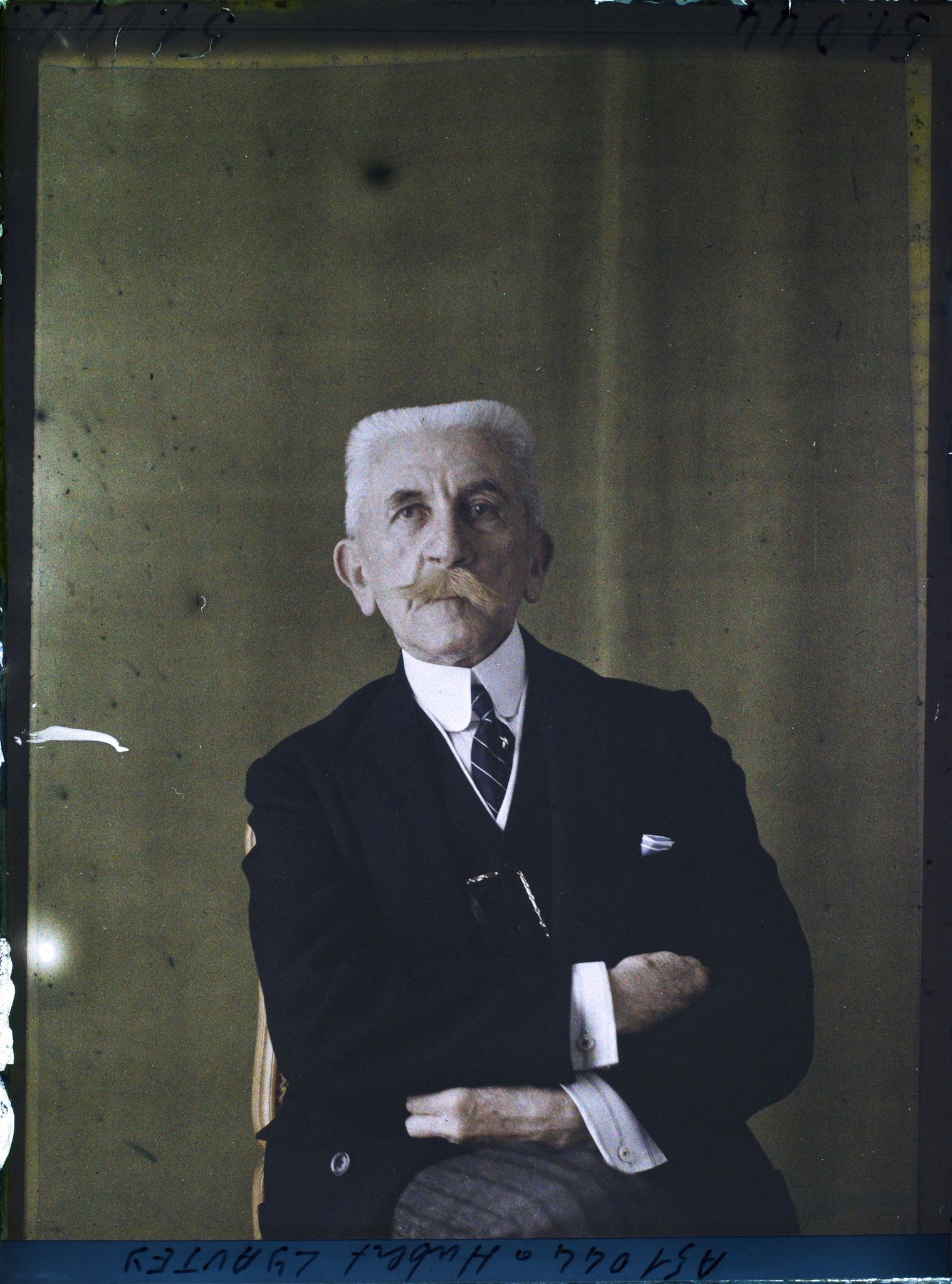 Image représentant Le maréchal  https://musee-albert-kahn.s-museum.fr/home/NWQ2OTAwYzNmYjZlZTk1ZWQwODJmMjY4L2dlbmVyaWMtbm90aWNlLXRhYi9hdXRob3JpdHkvNjE3YTc5ZjVjZjhiODk2OGIzMzM3ZDIx/5d6900c3fb6ee95ed082f268/generic-notice-tab/authority/617a79ebcf8b8968b333665d Hubert Lyautey