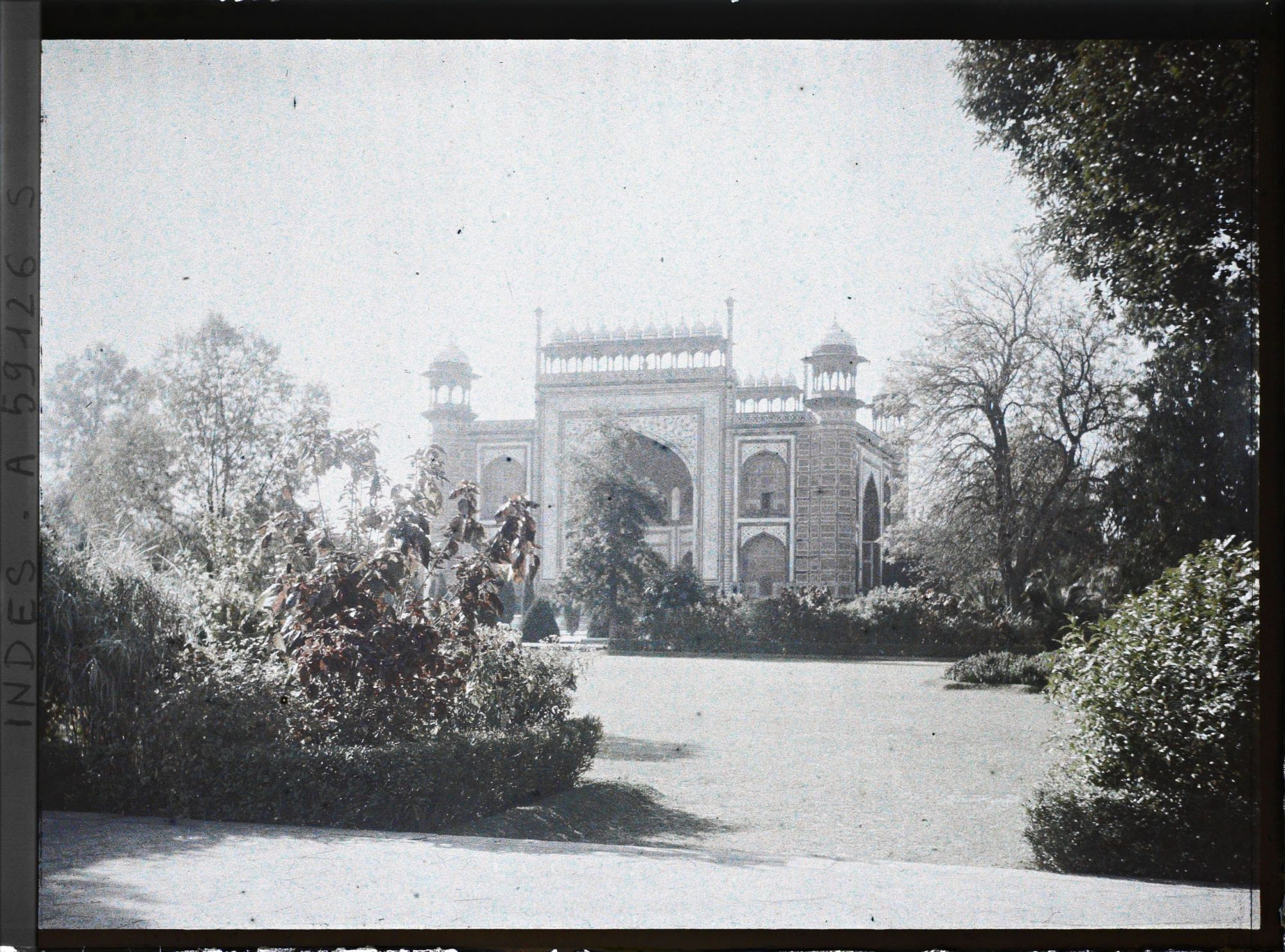 Image représentant Vue de l'intérieur des jardins, la porte monumentale de l'enceinte du Taj Mahal