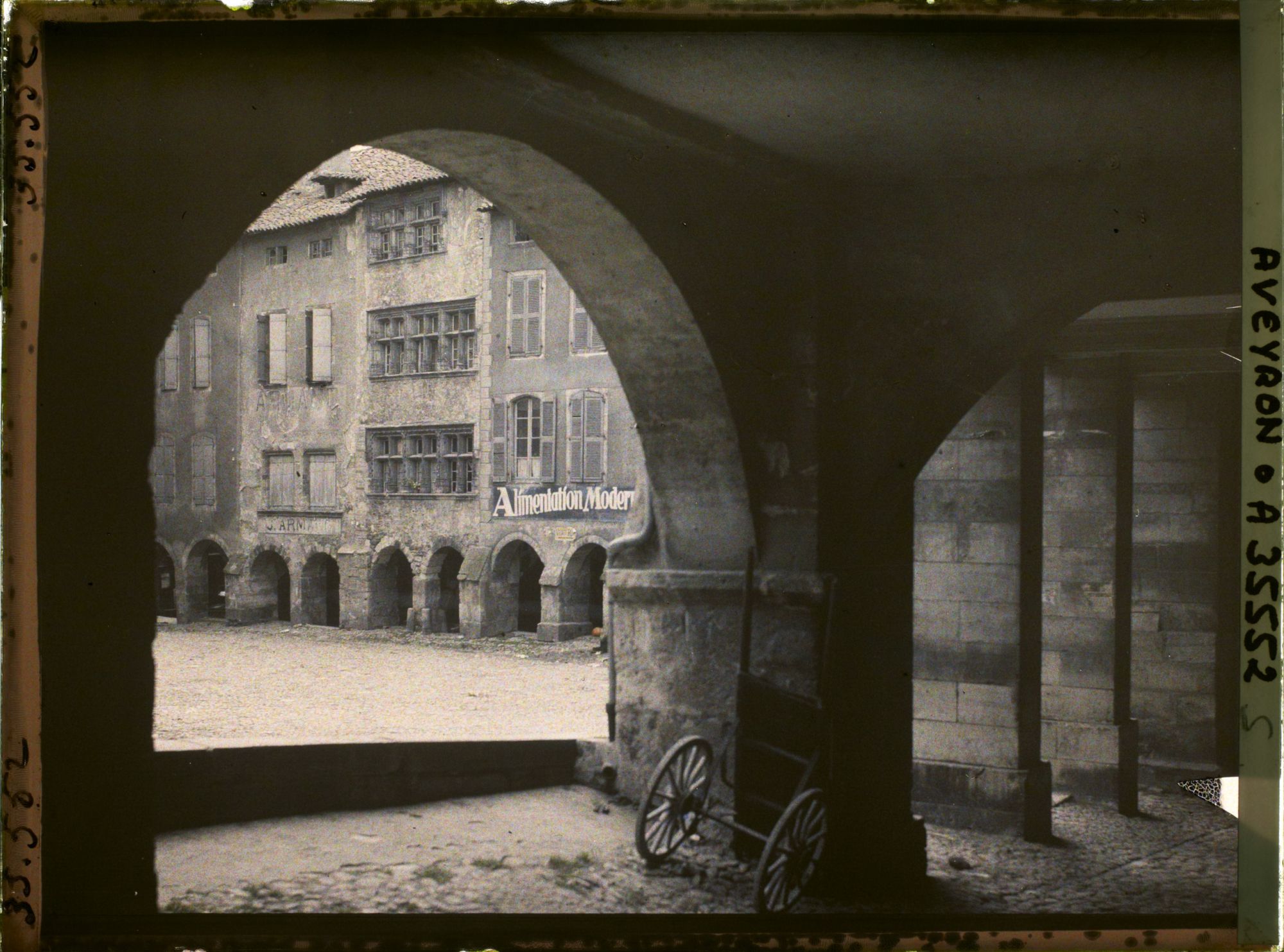 Image représentant La maison Armand sur la place Notre-Dame, vue des arcades du Consulat