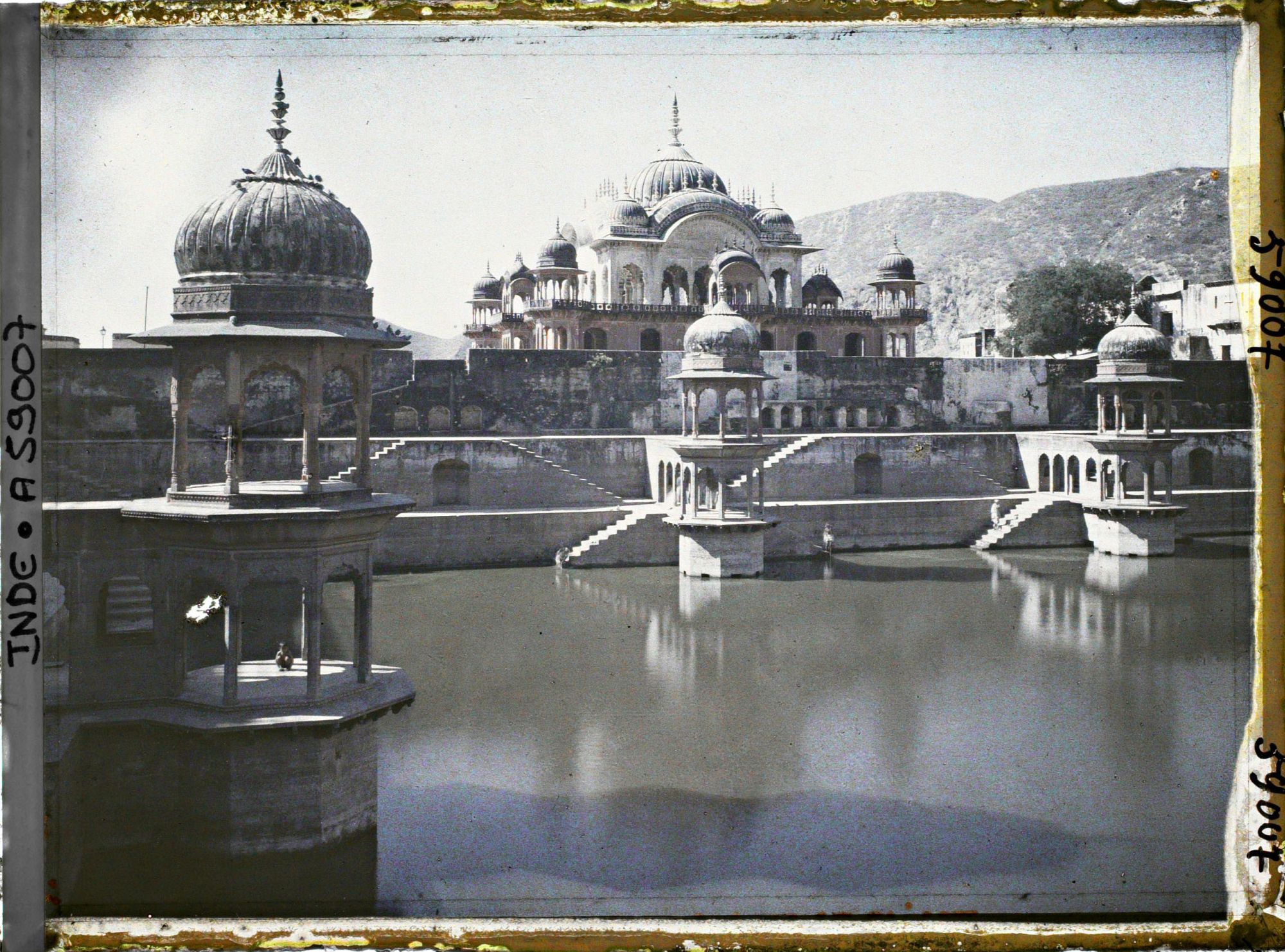 Image représentant Le bassin Rani Musi chhatri et le cénotaphe de Bakhtawar Singh
