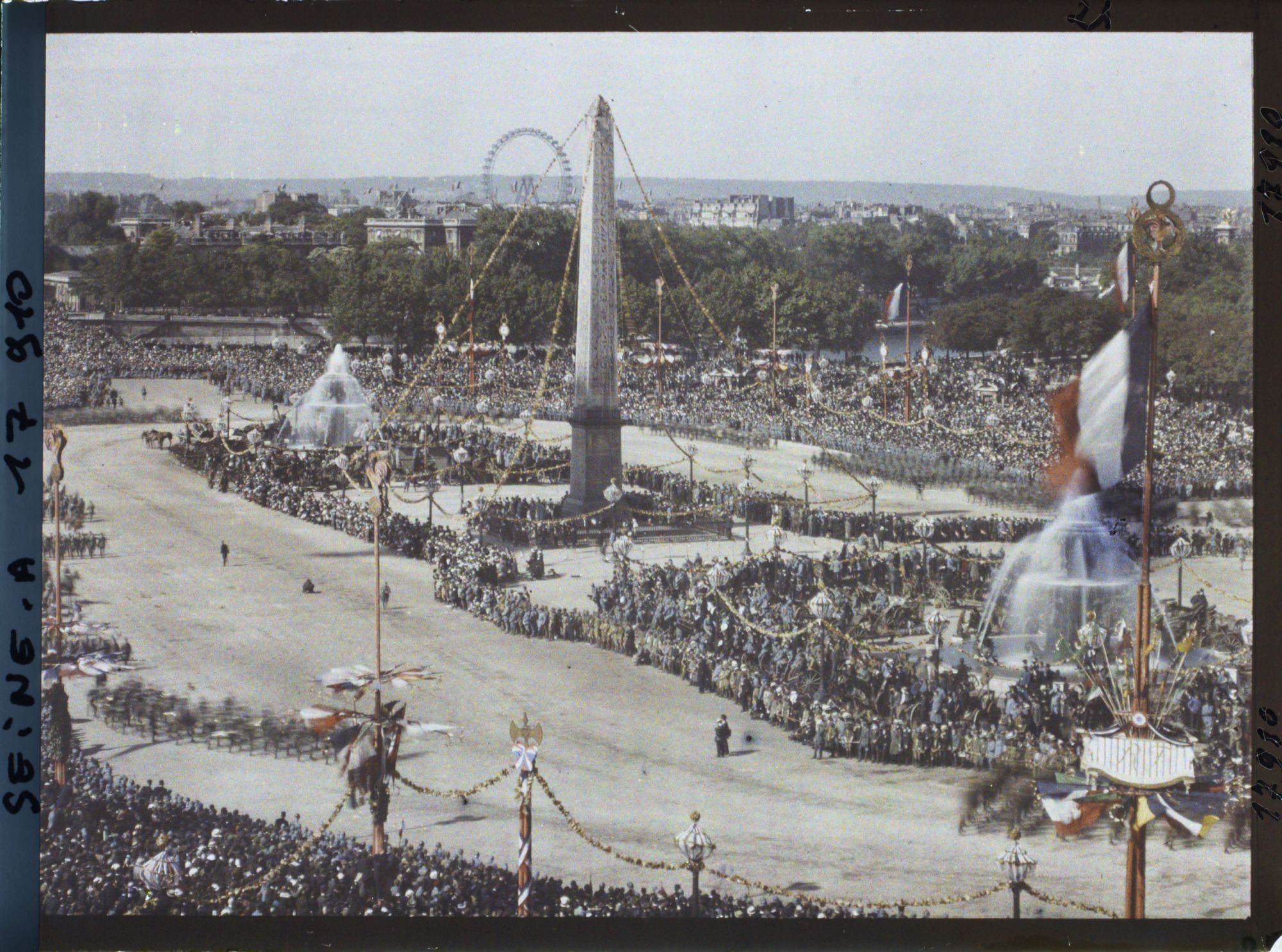 Image représentant La foule place de la Concorde pour le 14 juillet 1919, vue prise depuis le Ministère de la Marine