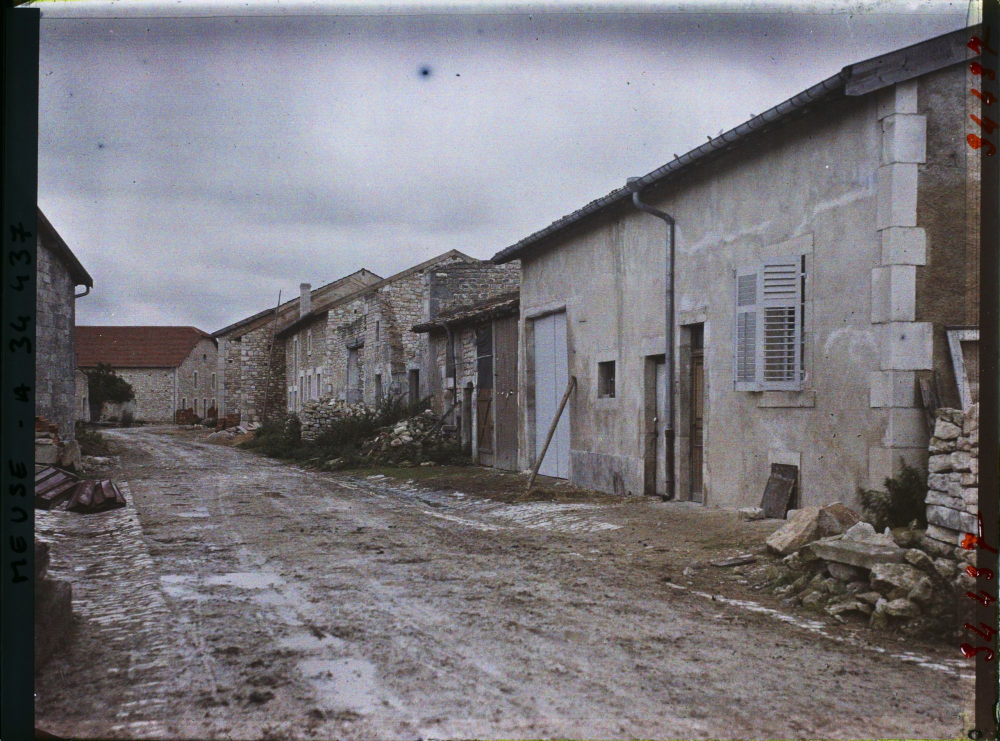 Image représentant France, Les Paroches, Une rue