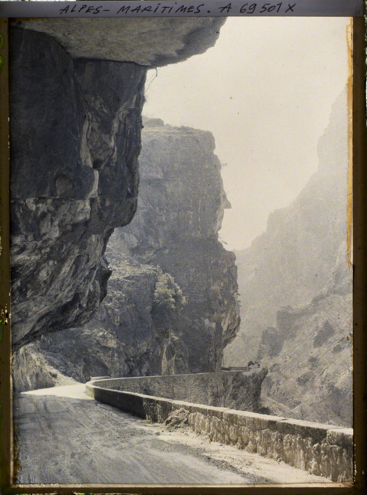 Image représentant Route sinueuse creusée dans les rochers des Gorges du Loup