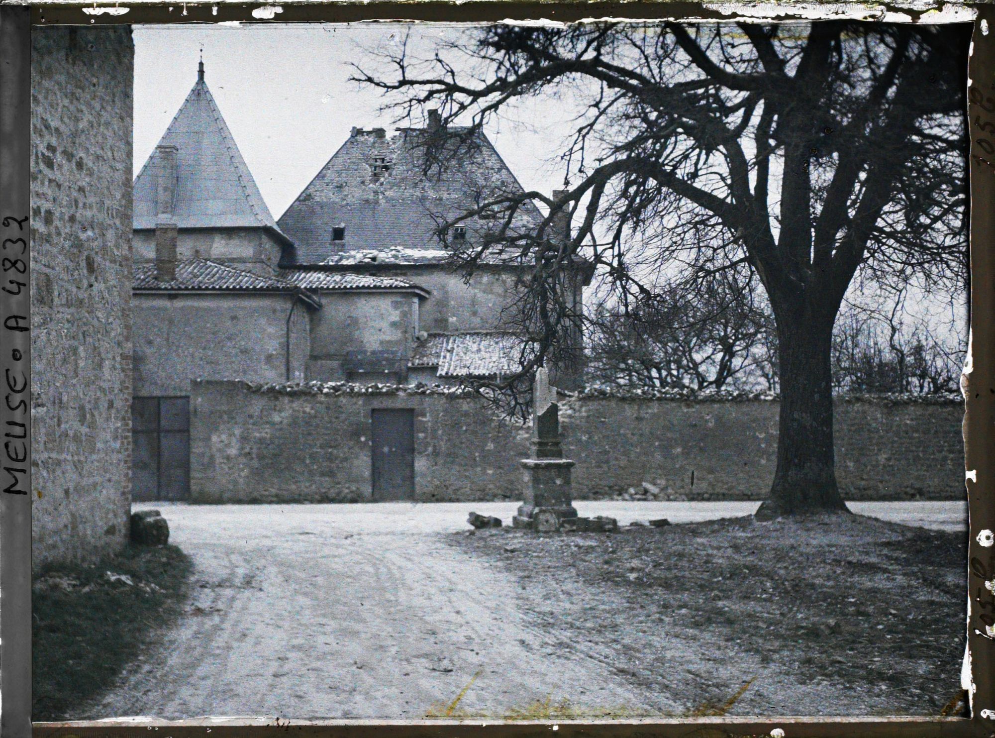Image représentant La croix brisée, l'arbre à côté de l'église et le presbytère où se trouvait un téléphone allemand