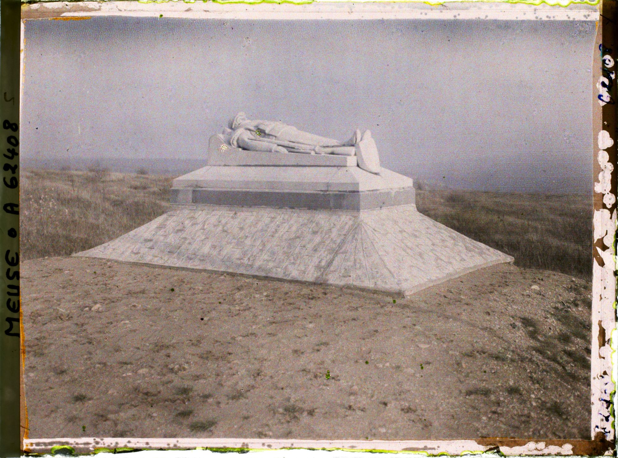 Image représentant Meuse, Douaumont, Le tombeau d'un poilu
