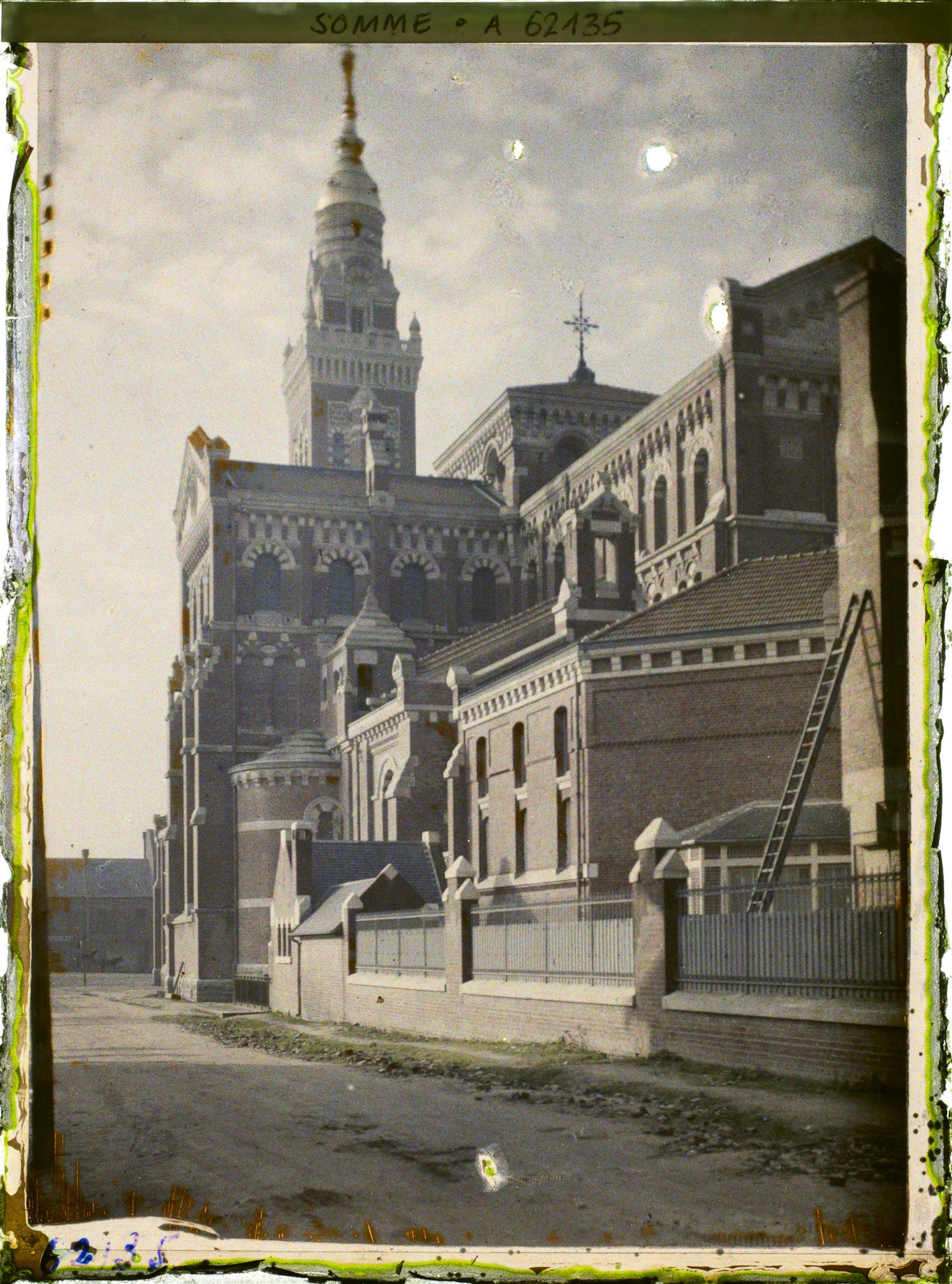 Image représentant Somme, Albert, Partie Est de l'extérieur de la Basilique
