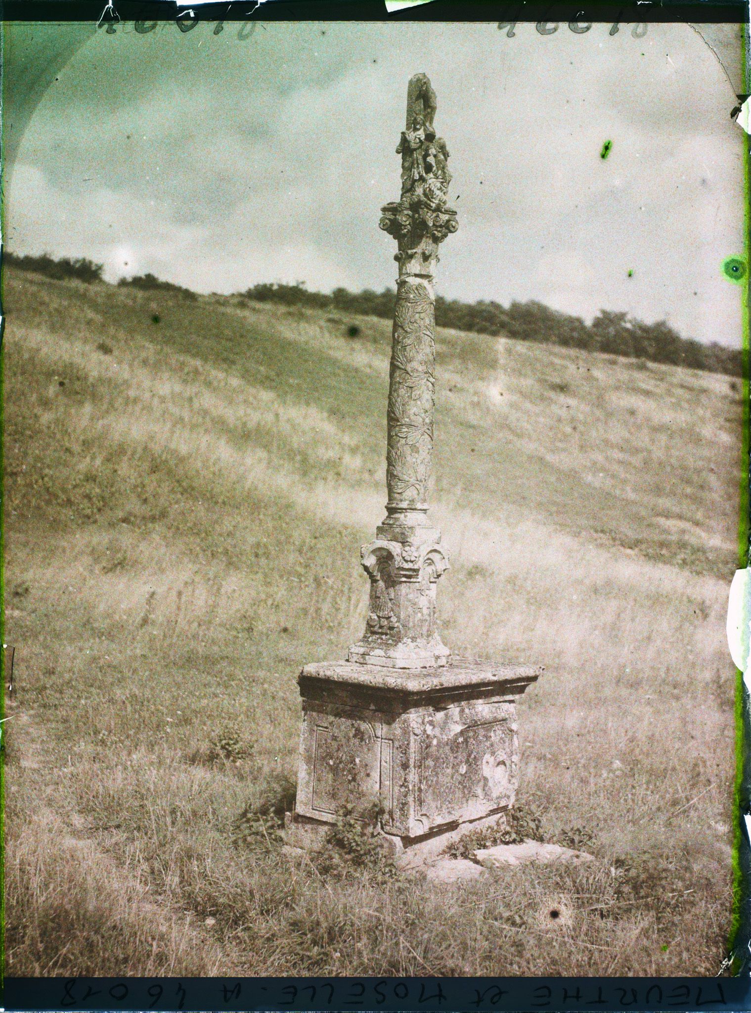 Image représentant France, Thiancourt, Vieux Calvaire à l'entrée Ouest du Village