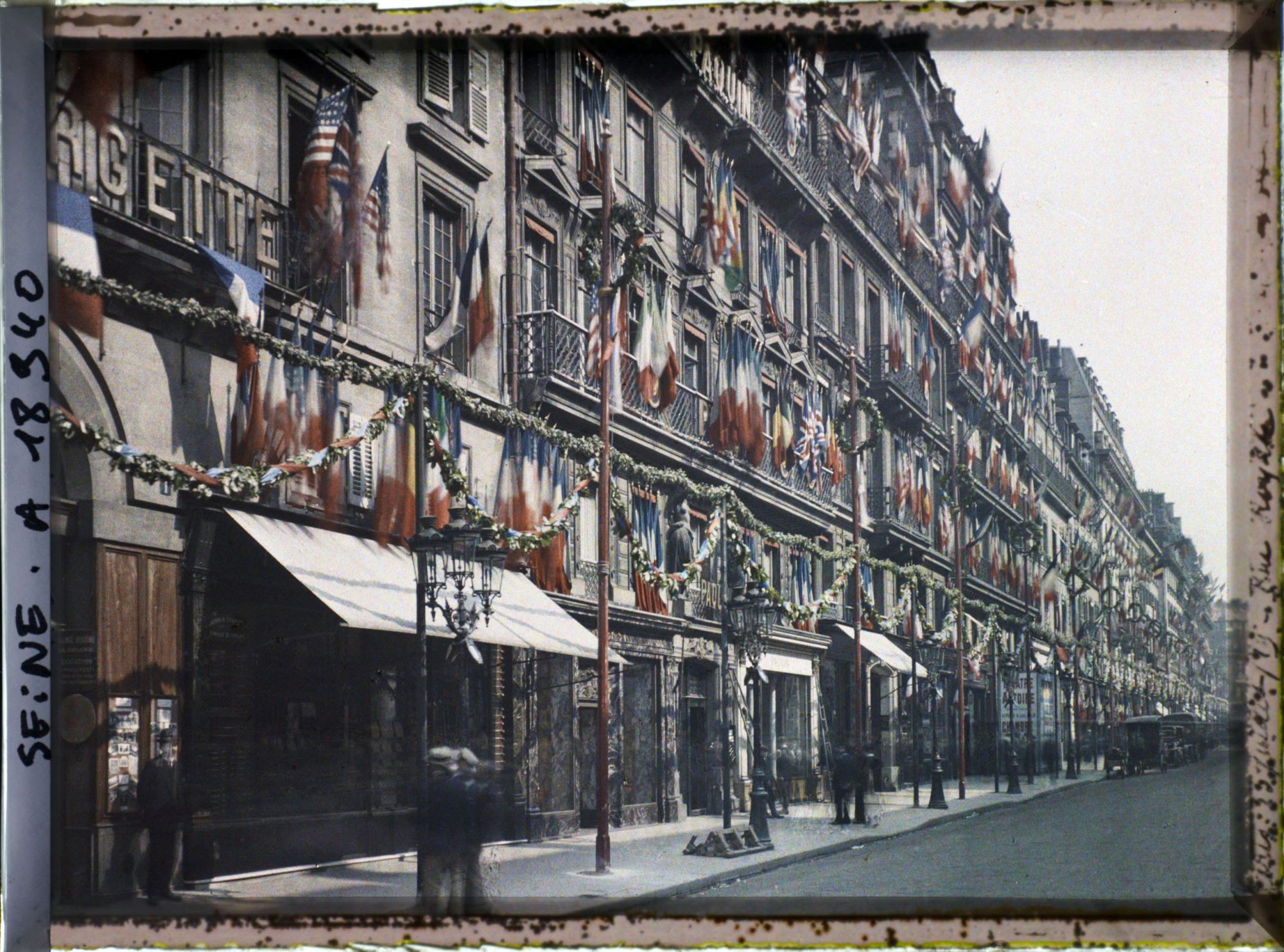 Image représentant La rue de la Paix décorée pour les fêtes de la Victoire