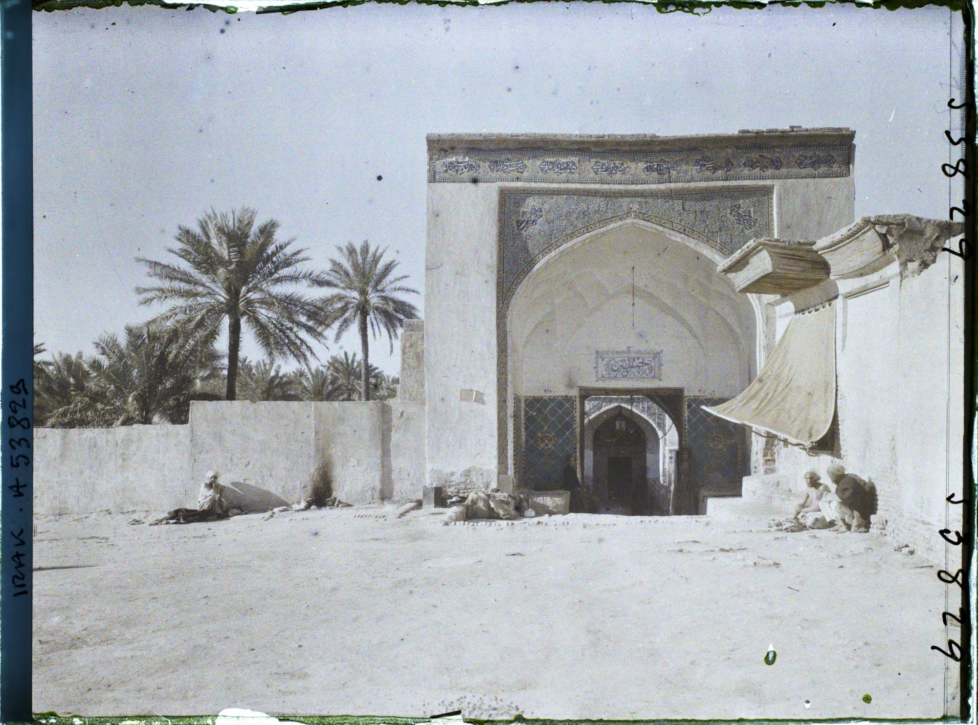 Image représentant Petite mosquée dans le grand cimetière chiite