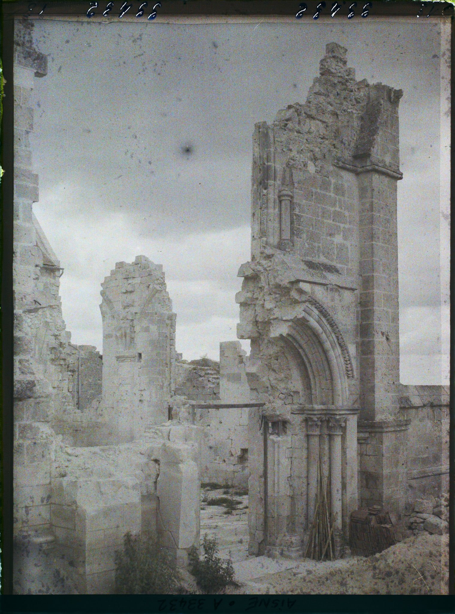 Image représentant France, Coucy le Château, L'Entrée de la Chapelle