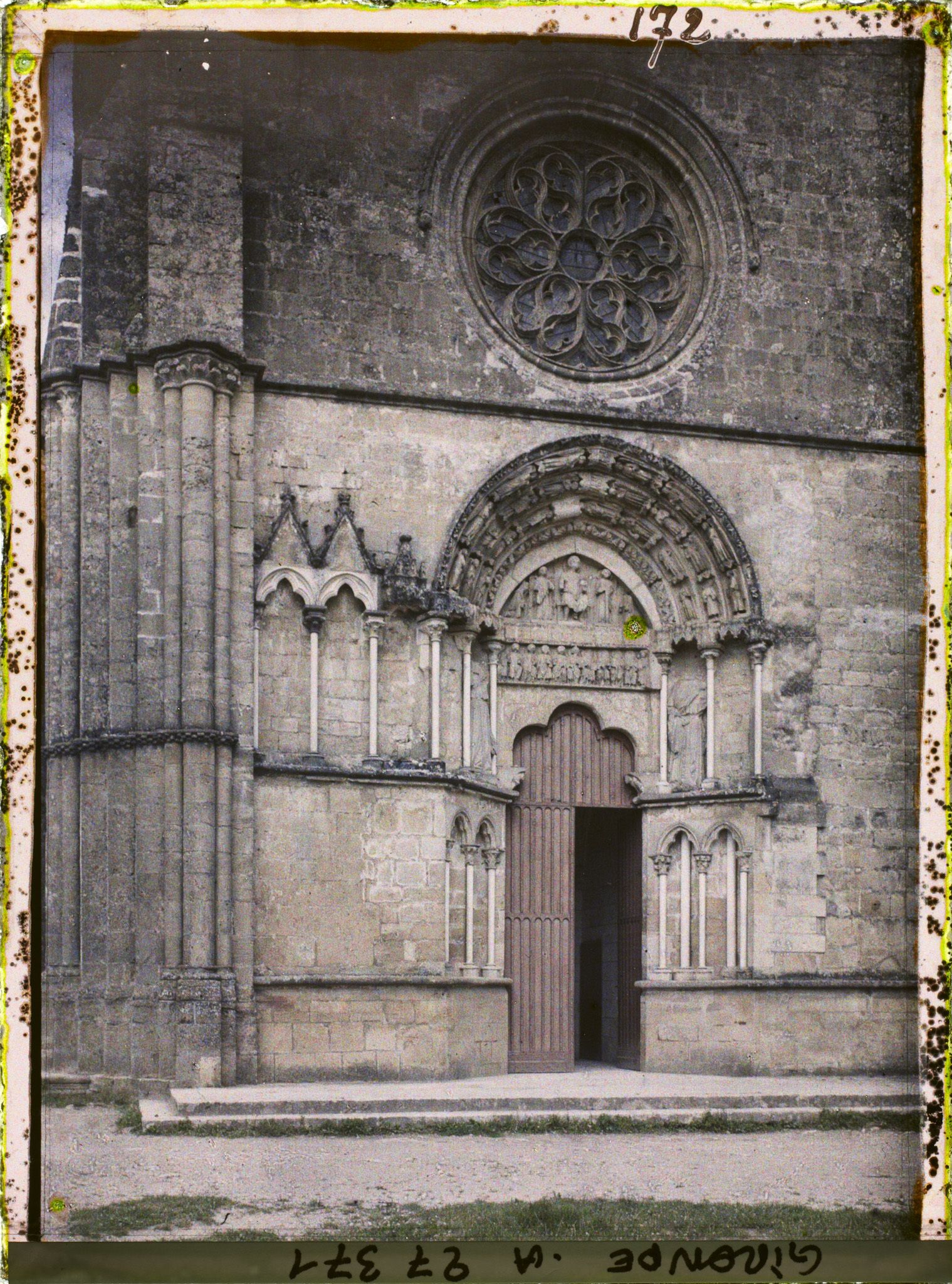 Image représentant France, St Macaire, Façade de l'Eglise St Sauveur