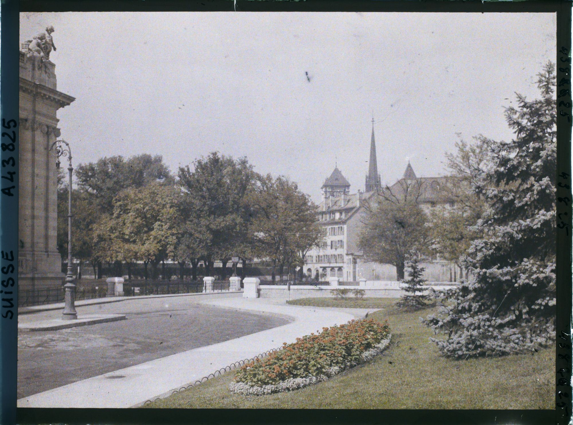Image représentant Le parc de l'Observatoire, le Musée d'art et d'histoire et la cathédrale Saint-Pierre