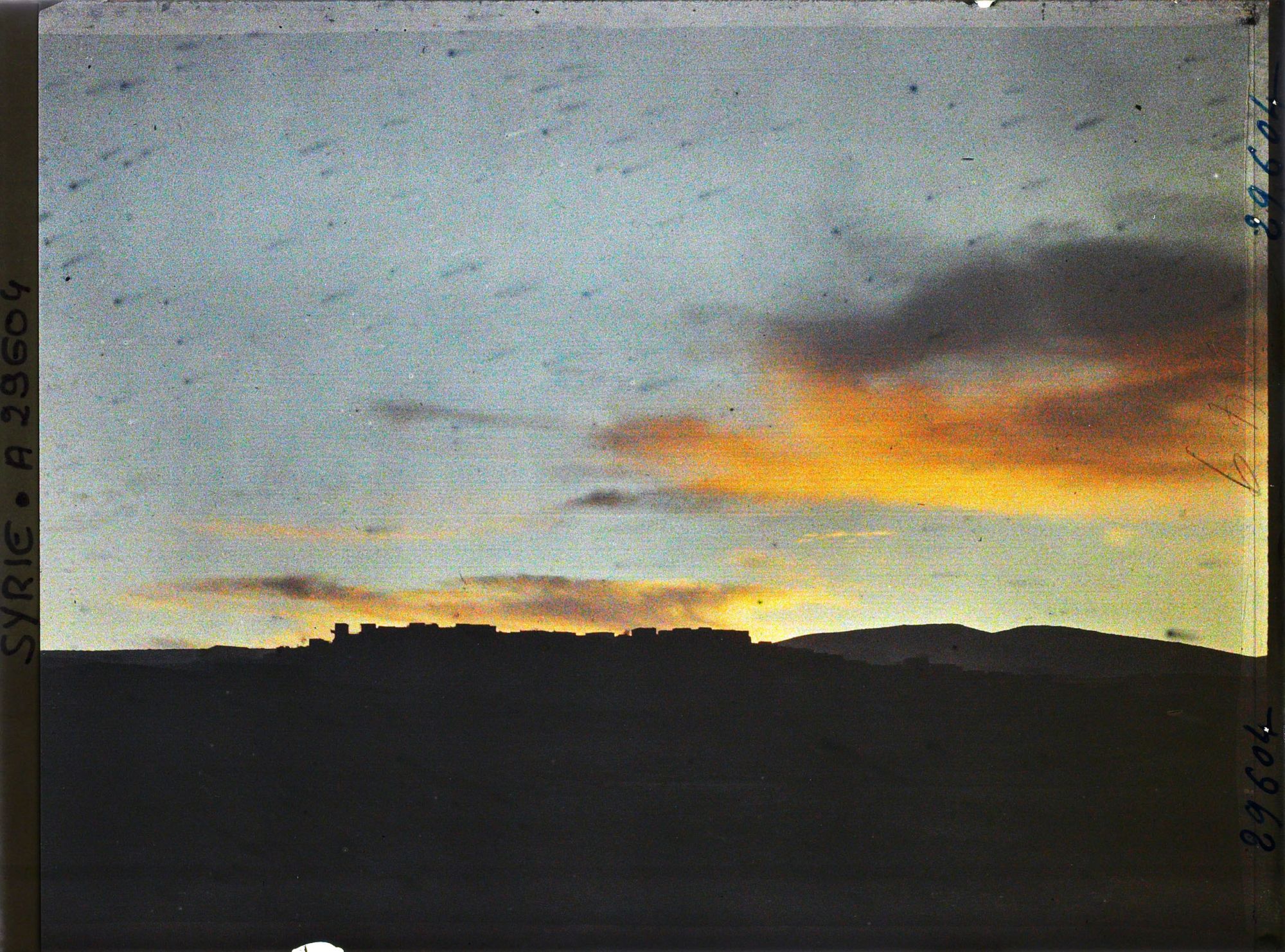 Image représentant Lever de soleil sur le village de Suweida