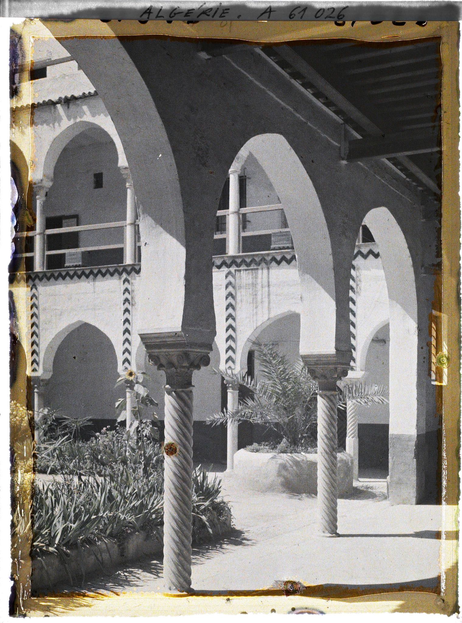 Image représentant Les arcades de la cour du palais des deys à la Casbah