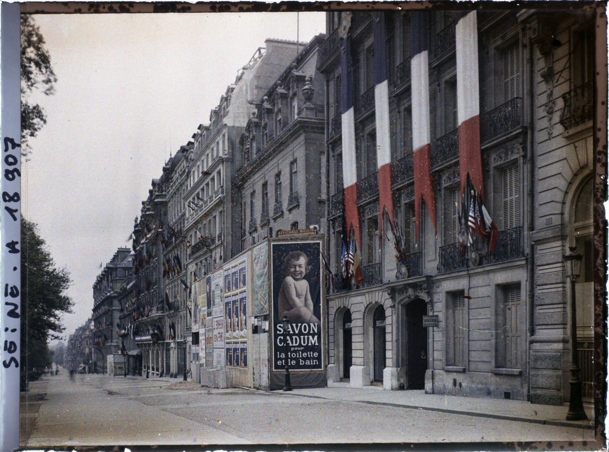 Image représentant Immeuble décoré de drapeaux au 129 de l'avenue des Champs-Elysées