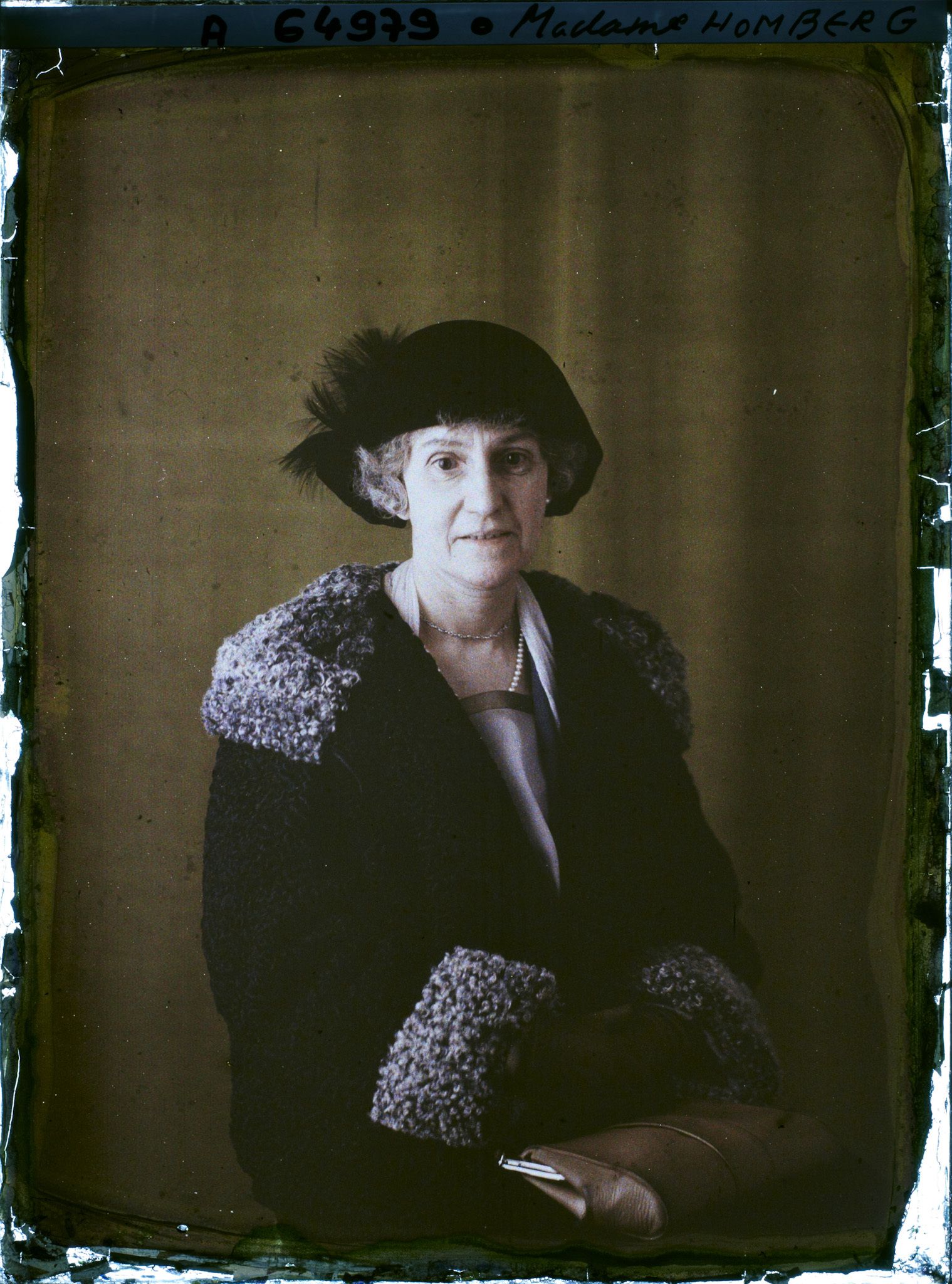 Image représentant https://musee-albert-kahn.s-museum.fr/home/NWQ2OTAwYzNmYjZlZTk1ZWQwODJmMjY4L2dlbmVyaWMtbm90aWNlLXRhYi9hdXRob3JpdHkvNjE3YTc5ZjVjZjhiODk2OGIzMzM3ZDIx/5d6900c3fb6ee95ed082f268/generic-notice-tab/authority/617a79ebcf8b8968b3336f12 Madame Homberg