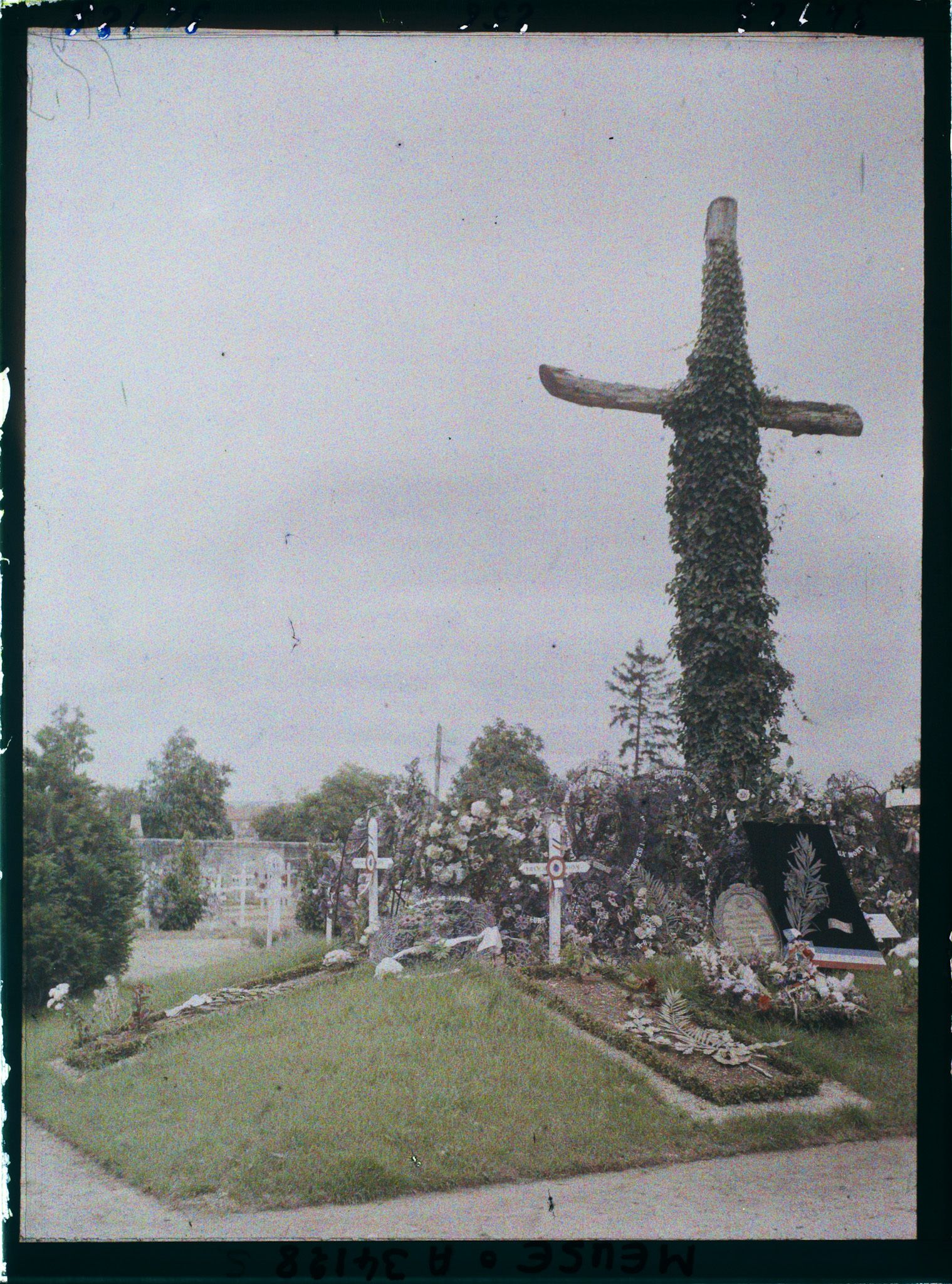 Image représentant France, Verdun, Vue d'ensemble de la tombe des sept soldats inconnus