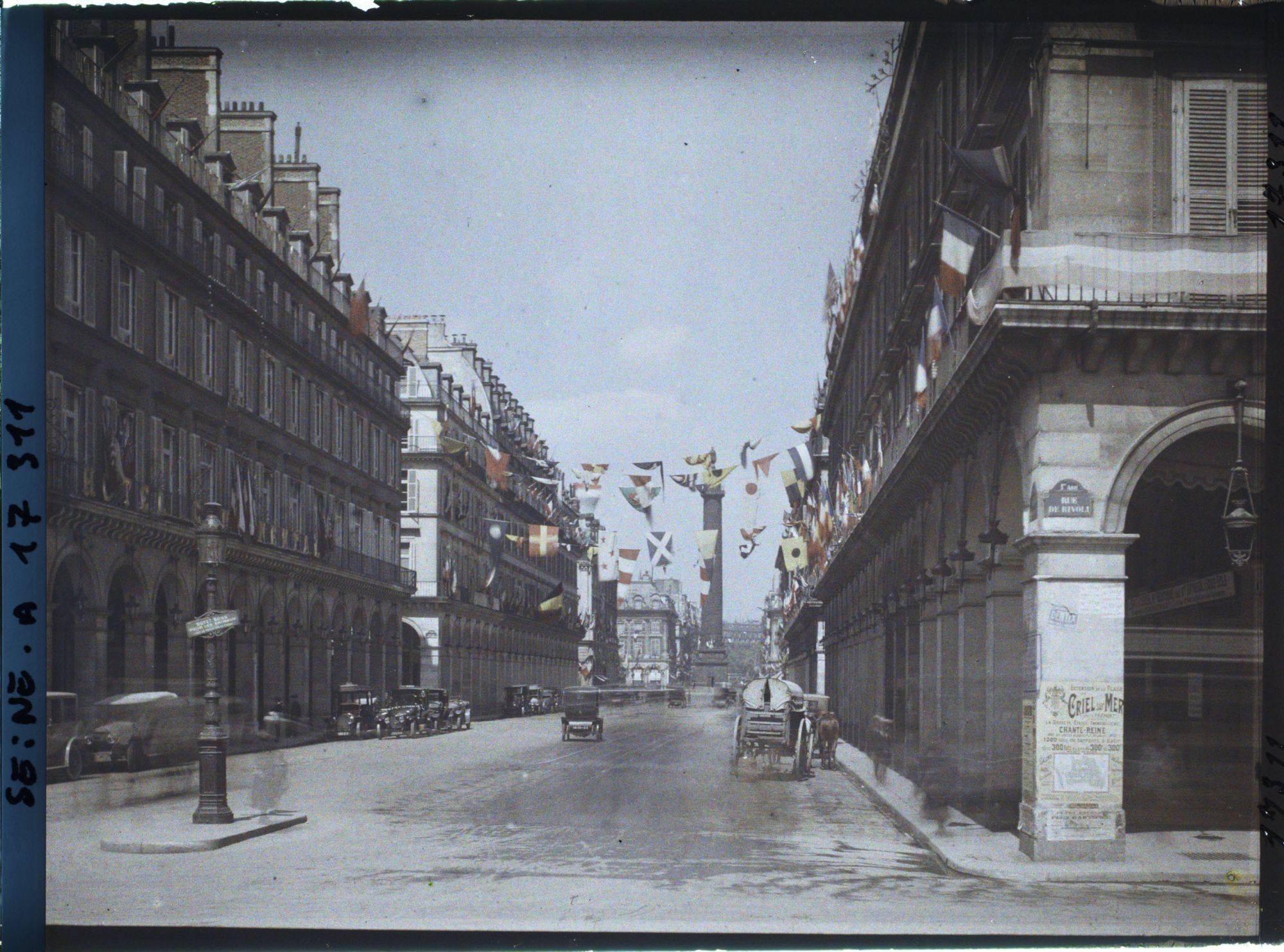 Image représentant La rue Castiglione décorée de drapeaux pour les fêtes de la Victoire des 13 et 14 juillet, vue de la rue de Rivoli
