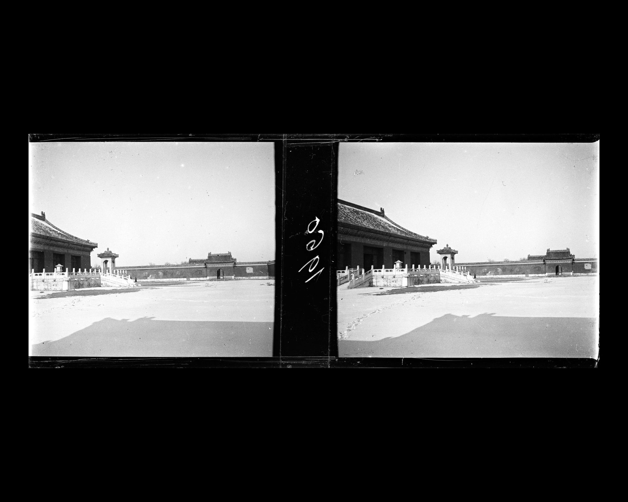 Image représentant Tiantan ("temple du Ciel"). Zhaigong ("palais de l'Abstinence"). La cour enneigée devant la façade principale de Zhengdian ("pavillon Principal")