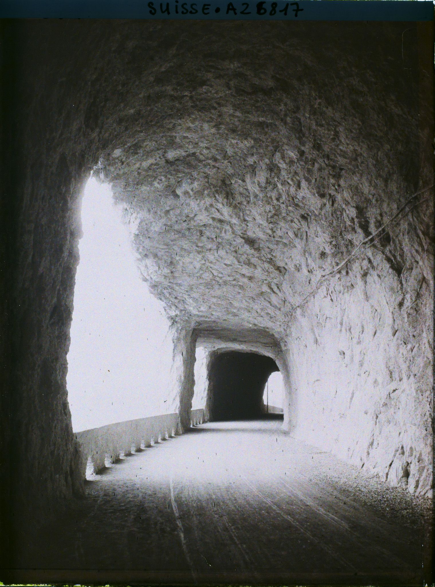 Image représentant Tunnel creusé dans la roche sur l'Axenstrasse